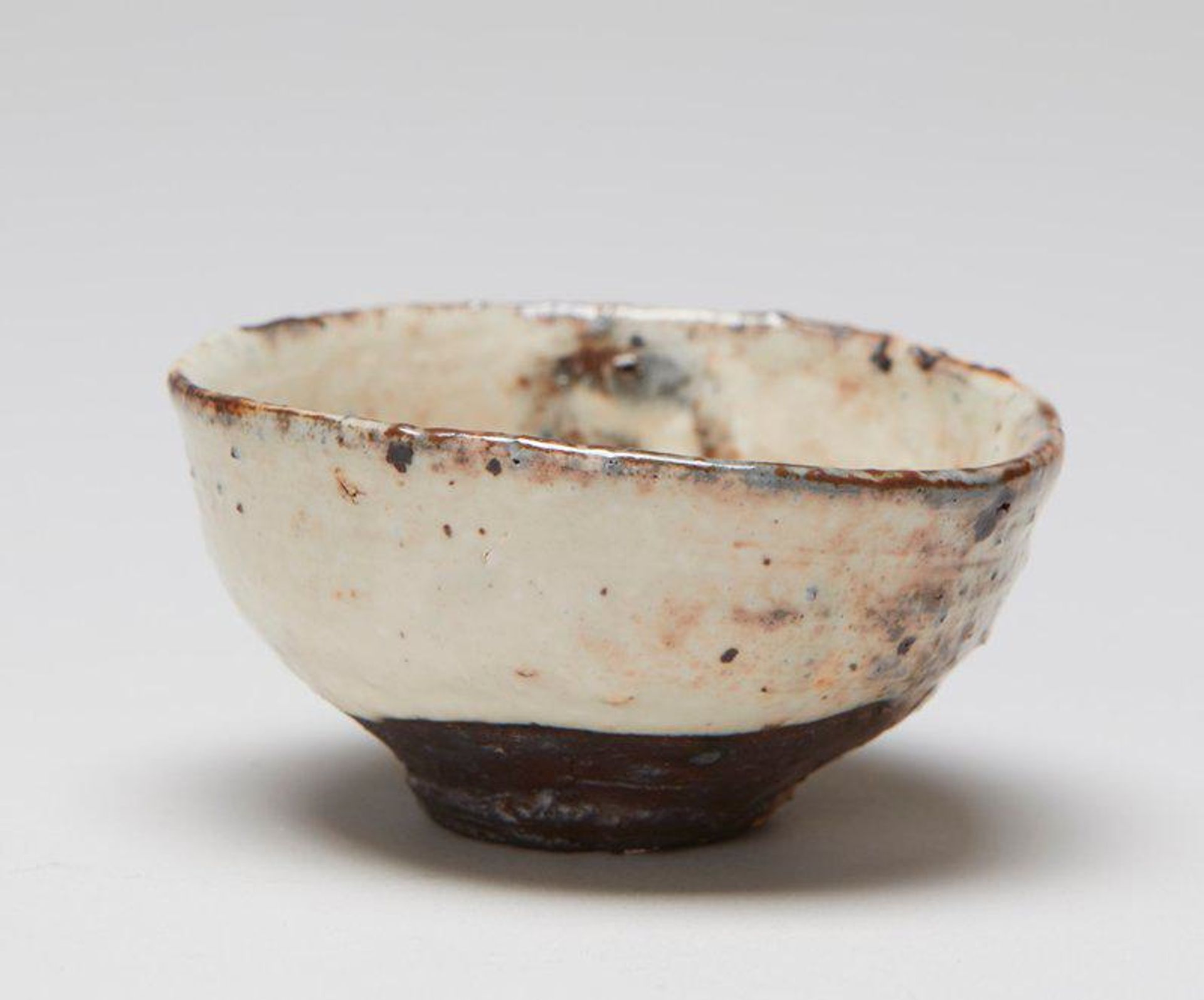 Kohiki sake cup by Tsujimura Shirō