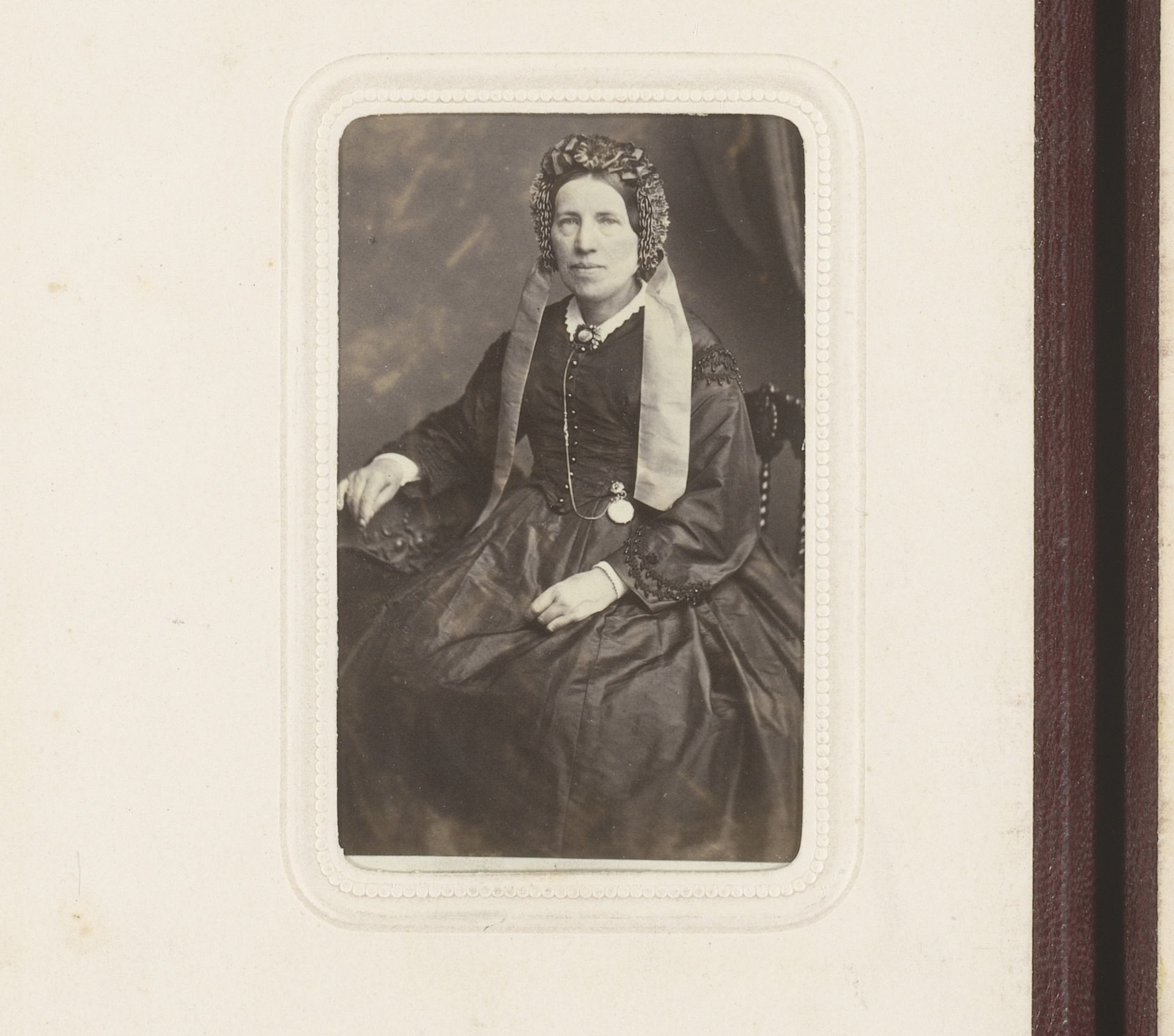 Portret van een zittende vrouw met muts met linten by Carl Rensing