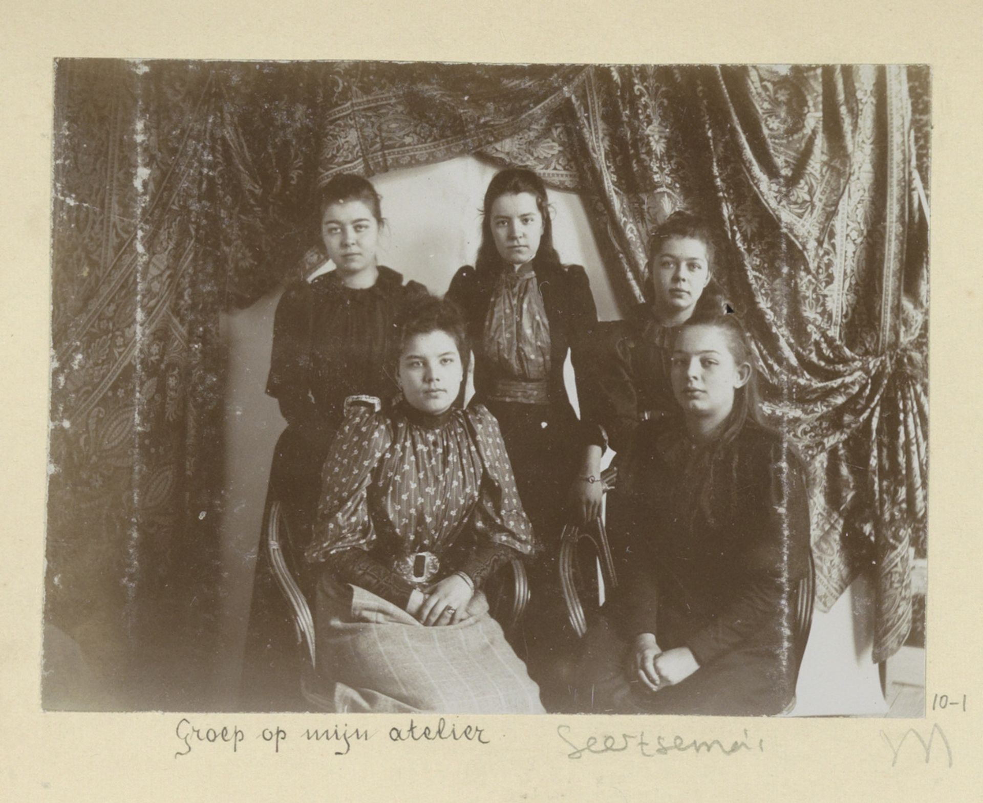 Groepsportret van vijf meisjes, waaronder dochters van de familie Geertsema, in het atelier van Henk van den Berg by Hendrik Herman van den Berg
