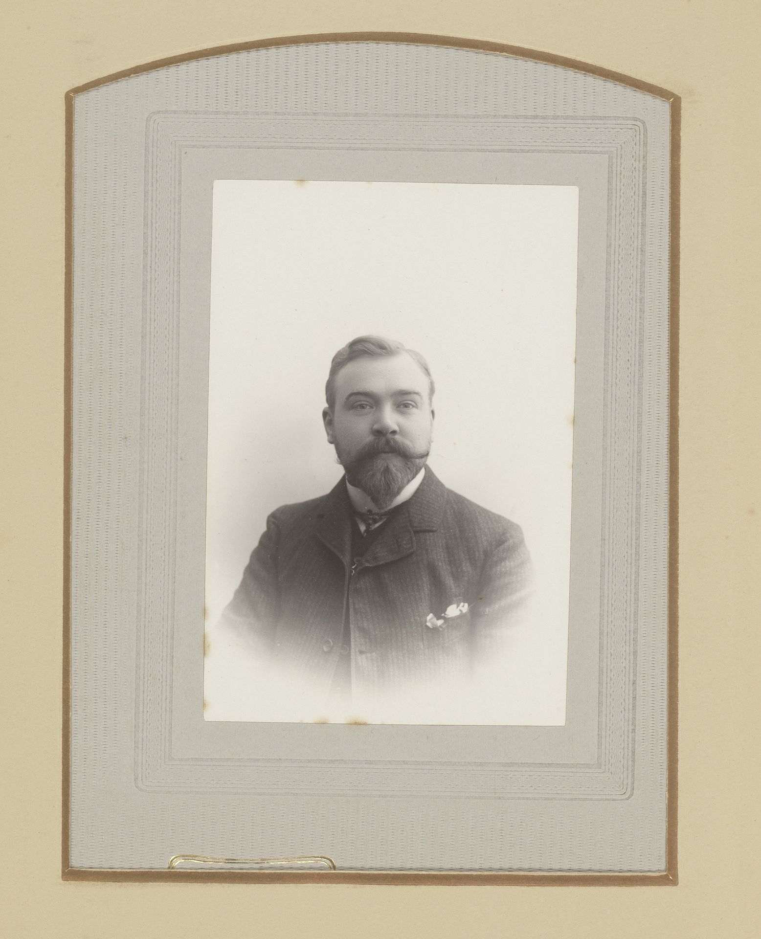 Portret van een man met snor en baard by Guillame Maximilien Zimmermann