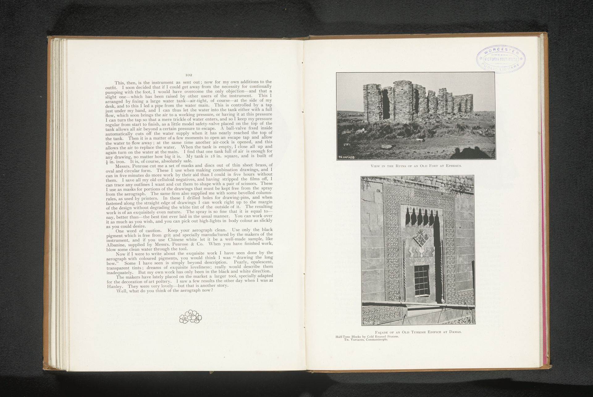 Gezicht op een ruïne in Efeze en de façade van een gebouw in Turkse stijl te Damascus by T. Vafiadis