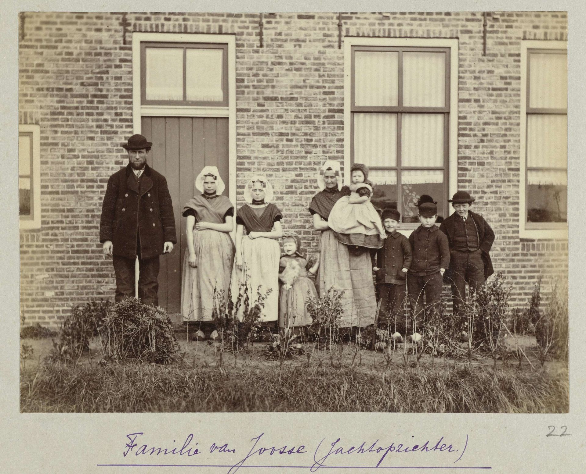 Portret van familie van Joosse in Zeeuwse klederdracht by Henry Pauw van Wieldrecht