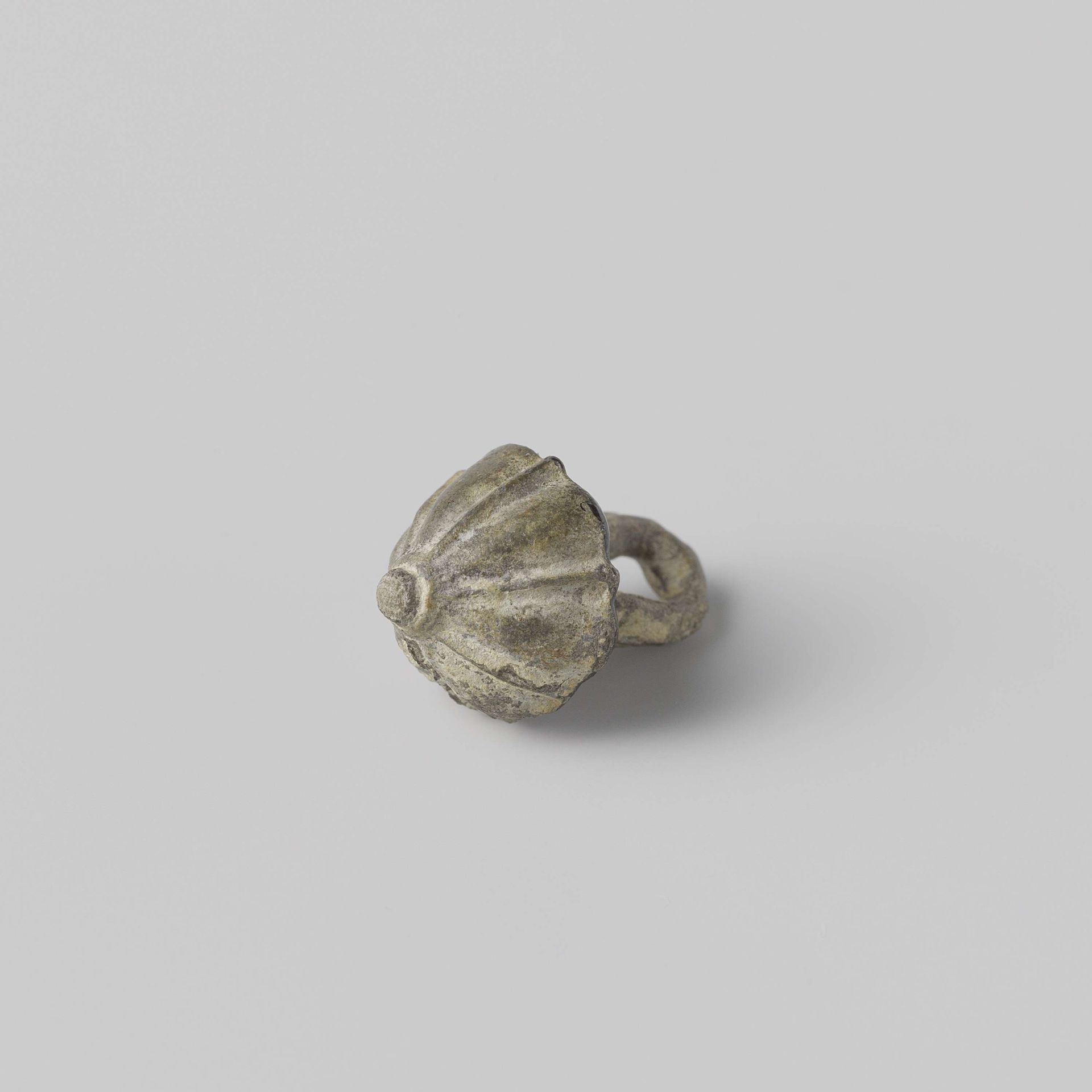 Knoop, konisch met ribben en bladvormig oog by Anonymous