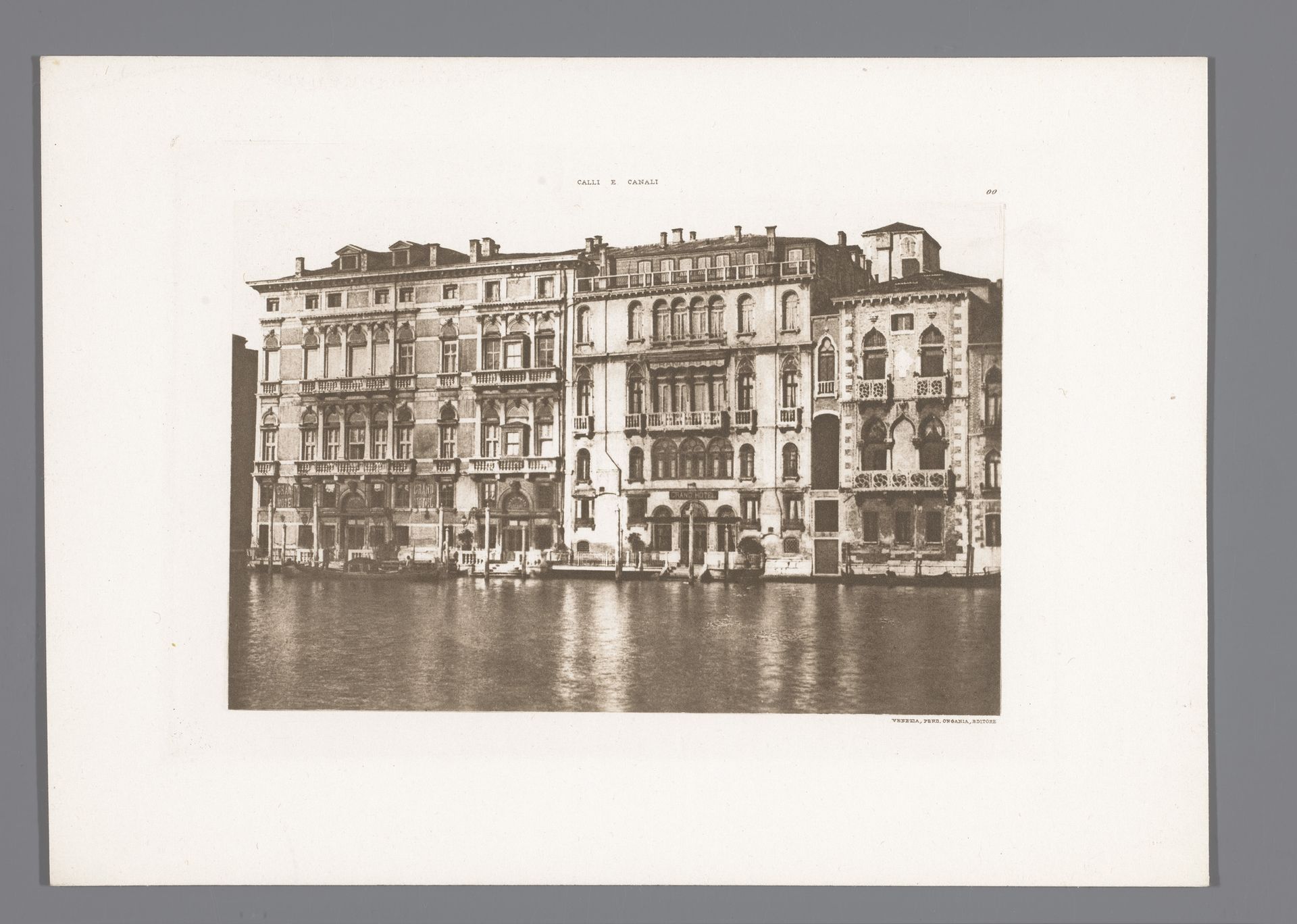 Gezicht op Palazzo Ferro en Palazzo Fini in Venetië by Anonymous