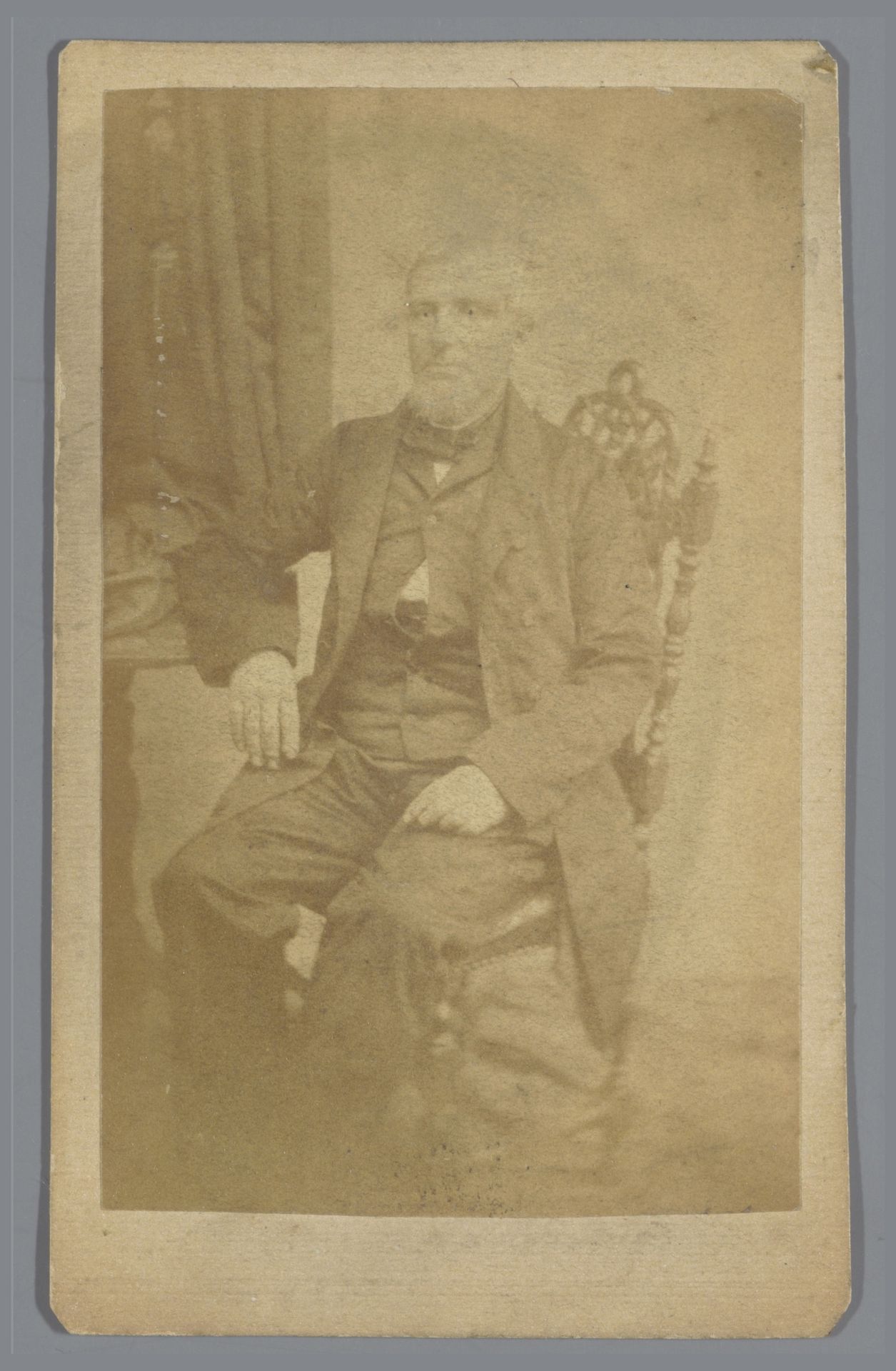 Portret van een onbekende zittende man by Aron van der Noot