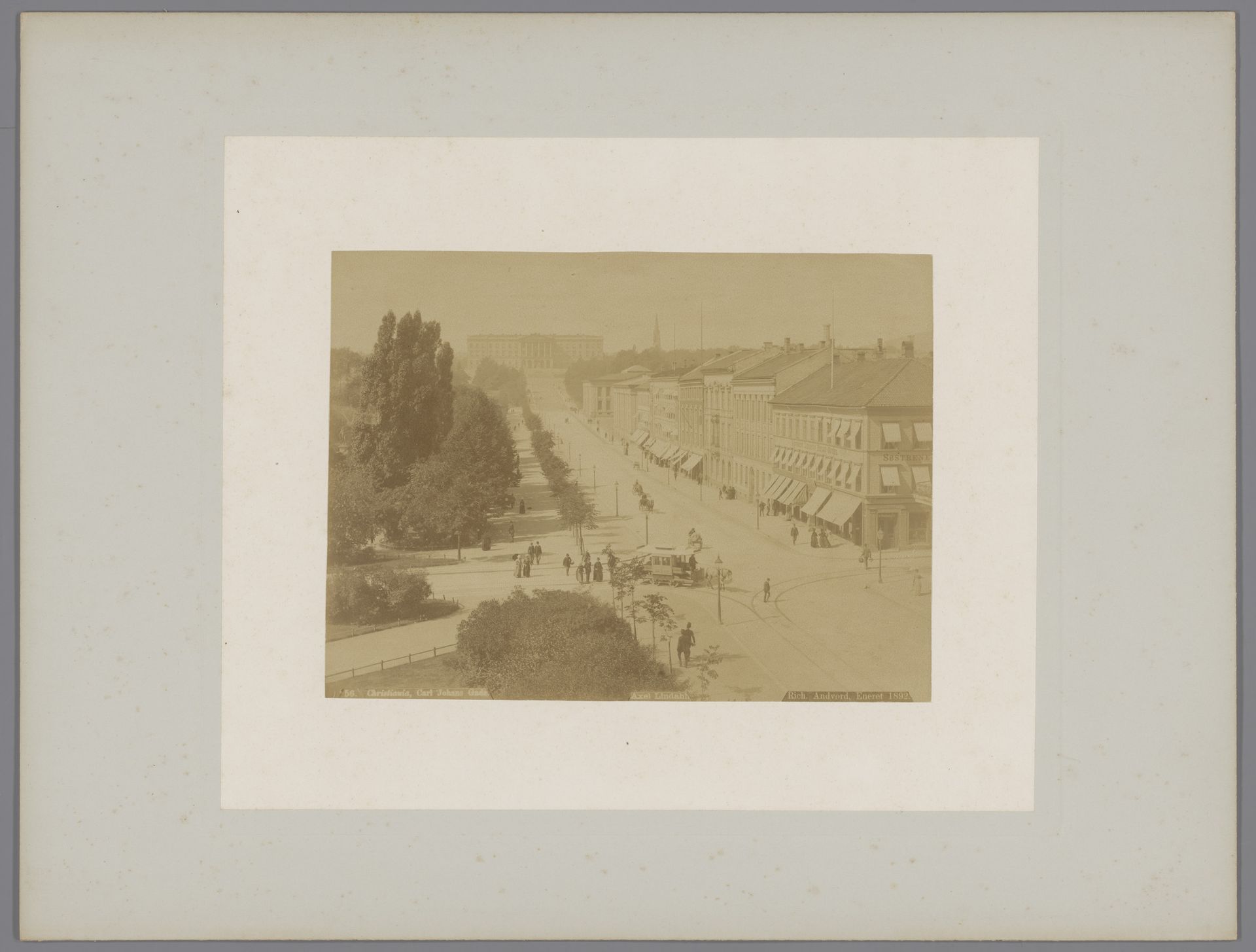 Gezicht op de Karl Johans gate in Oslo, in de verte het Koninklijk paleis by Axel Lindahl