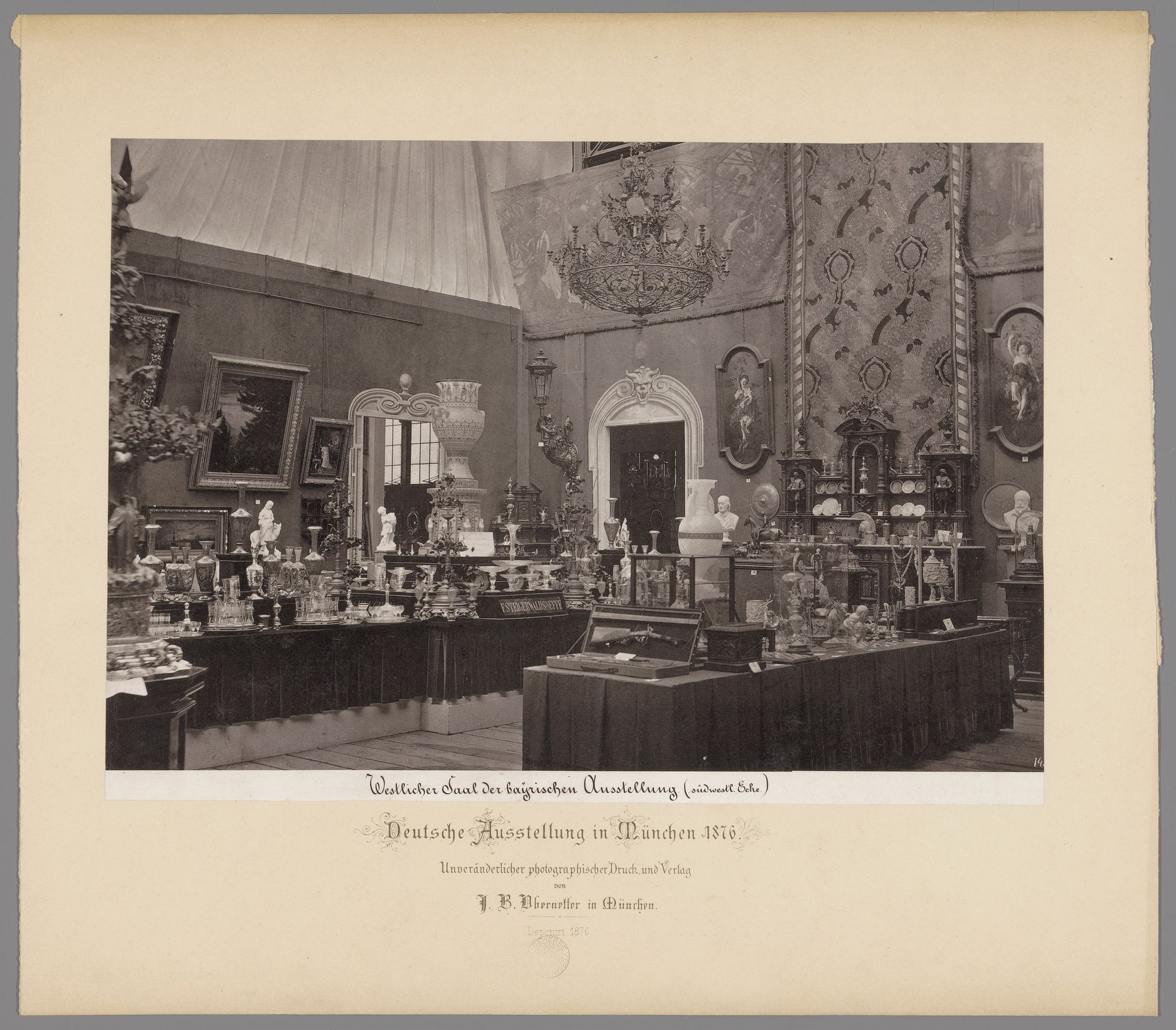 Opstelling van Beierse kunst in het Bayerisches Nationalmuseum te München by Anonymous