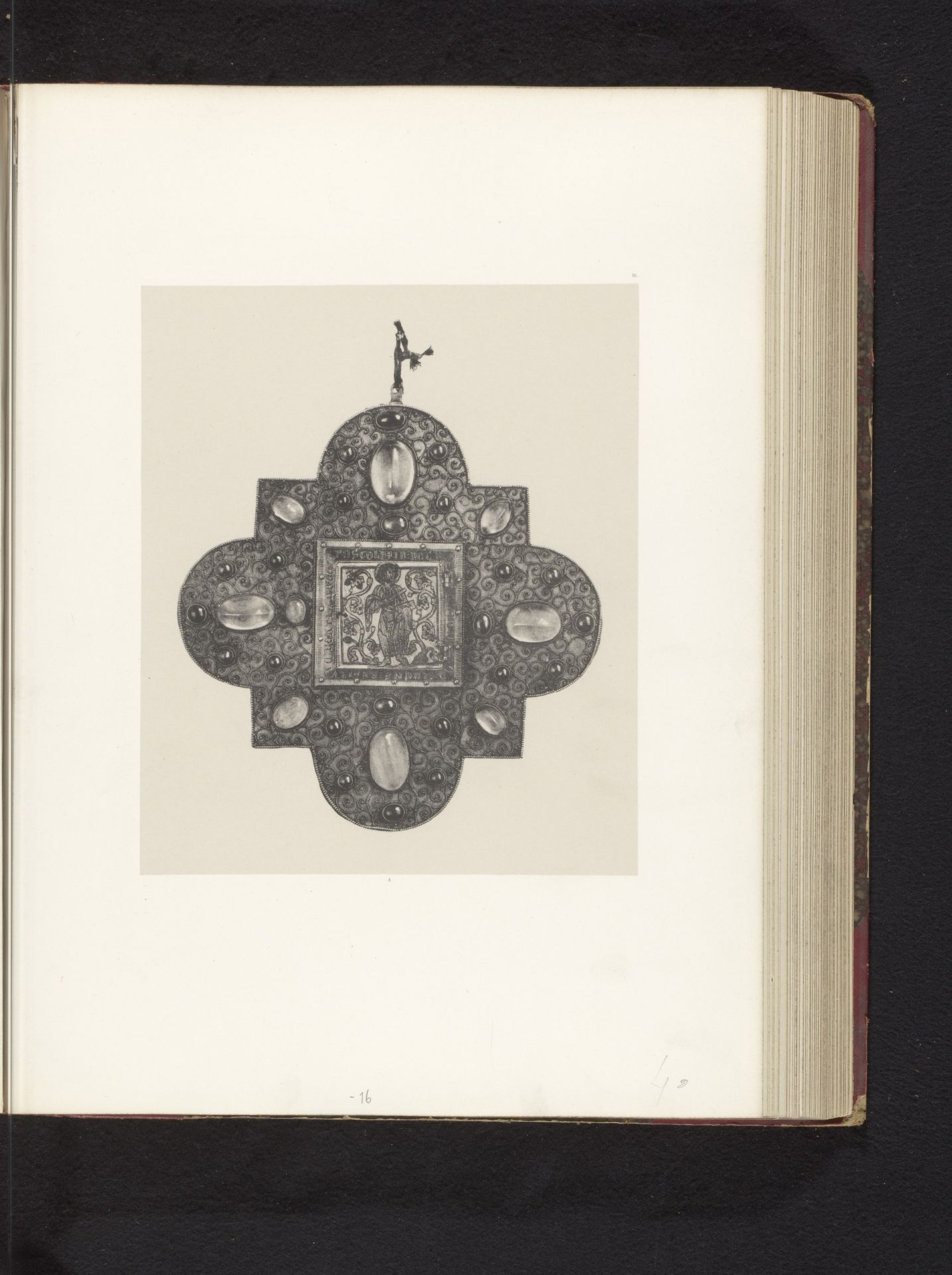 Banderol van koper uit de collectie van de Soeurs de Notre-Dame de Namur, opgesteld op een tentoonstelling over religieuze objecten uit de middeleeuwen en renaissance in 1864 in Mechelen by Joseph Maes
