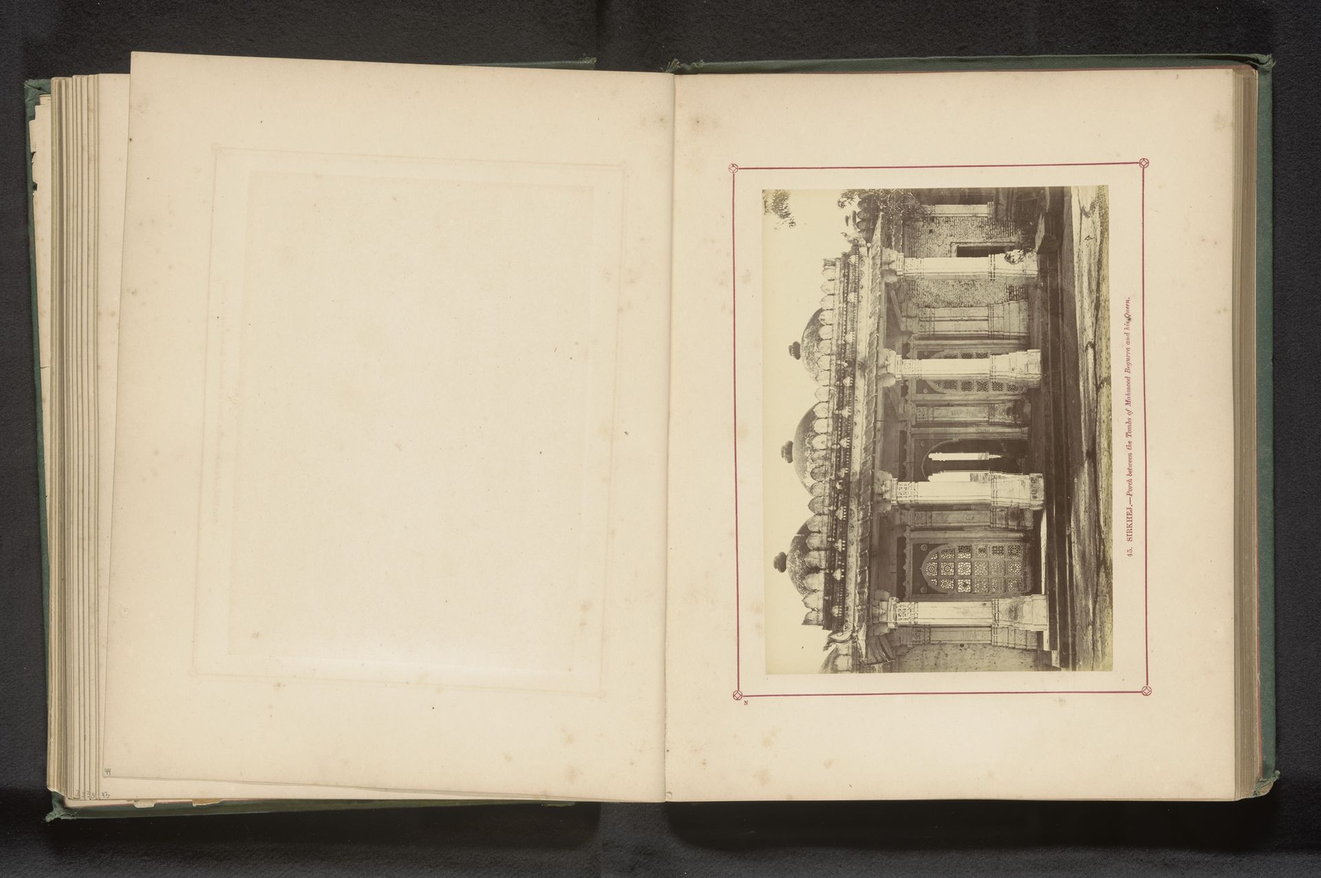 Poort tussen de tombe van Mahmud Begada en de tombe van zijn vrouw op Sarkhej Roza bij Ahmedabad by Thomas Biggs