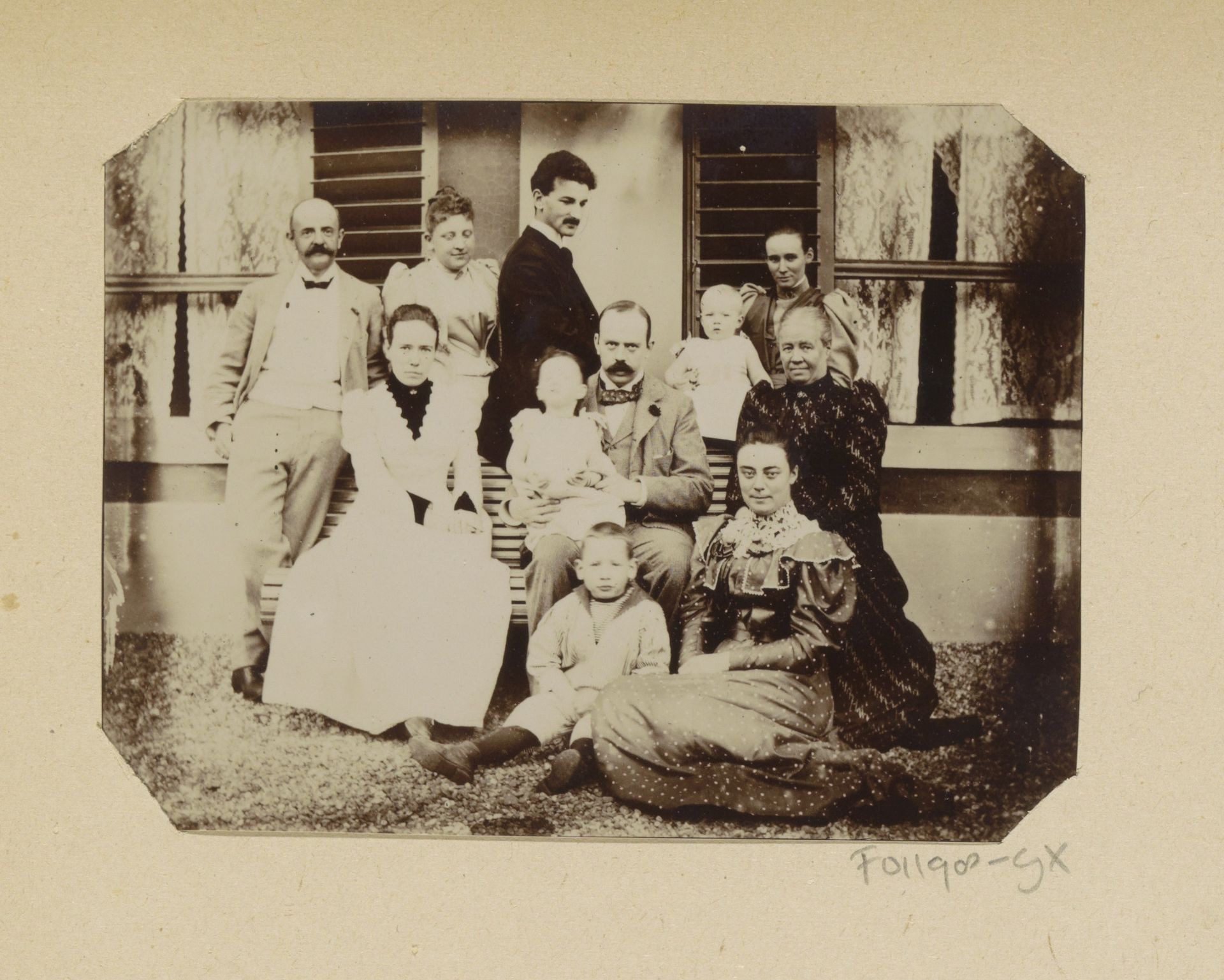 Groepsportret van de familie Piek, v.l.n.r. Carel Overhof, Gesiena Piek, Louise Maria Fellinger, Hendrik Asser, Stephan Piek met onbekend kind, Carl Alexander Piek, Lucia Ottilia Piek, Cato Piek, Johanna Piek en Lucia Piek-Jolles by Willem Frederik Piek Sr.