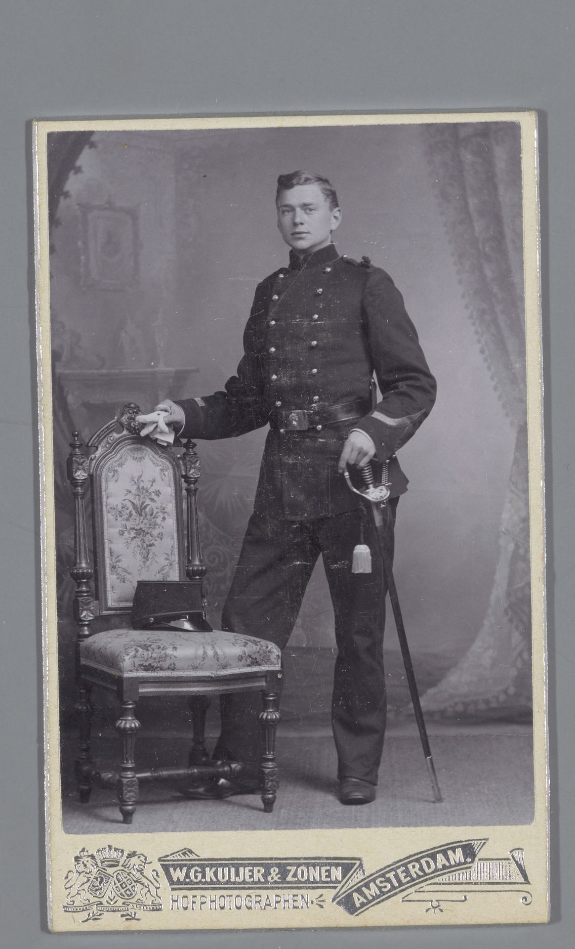 Portret van een onbekende jongeman in uniform by W.G. Kuijer & Zonen