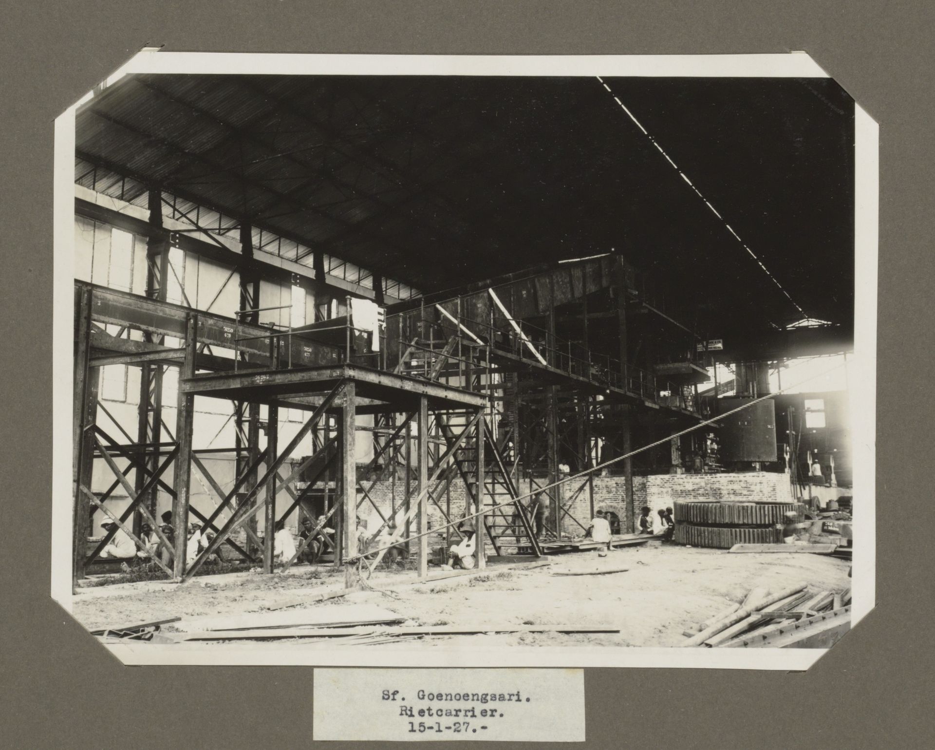 Sf. Goenoengsari. Rietcarrier. 15-1-27. by Anonymous
