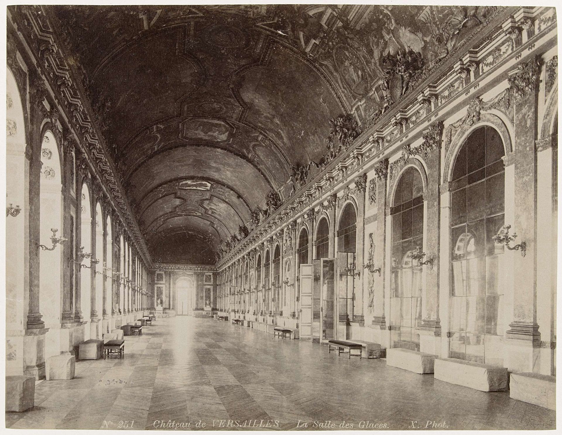 Spiegelzaal in het paleis van Versailles by X phot.
