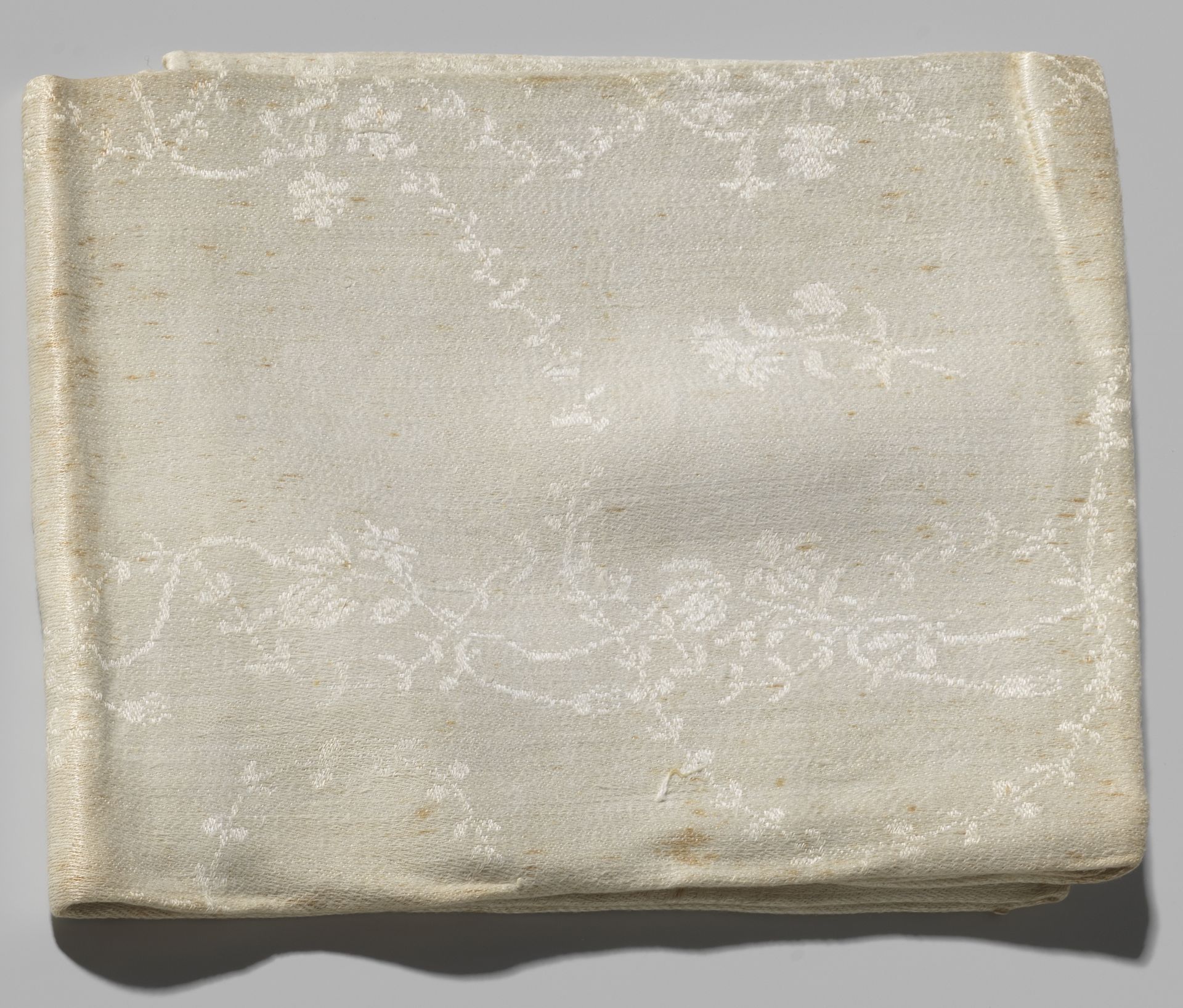 Servet met bloemen en slingers by Anonymous