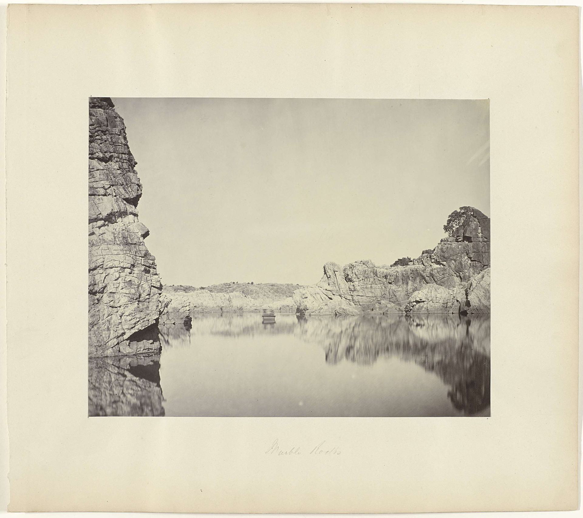Gezicht op de Marble Rocks aan de Narmadarivier nabij Jabalpur, India by Samuel Bourne