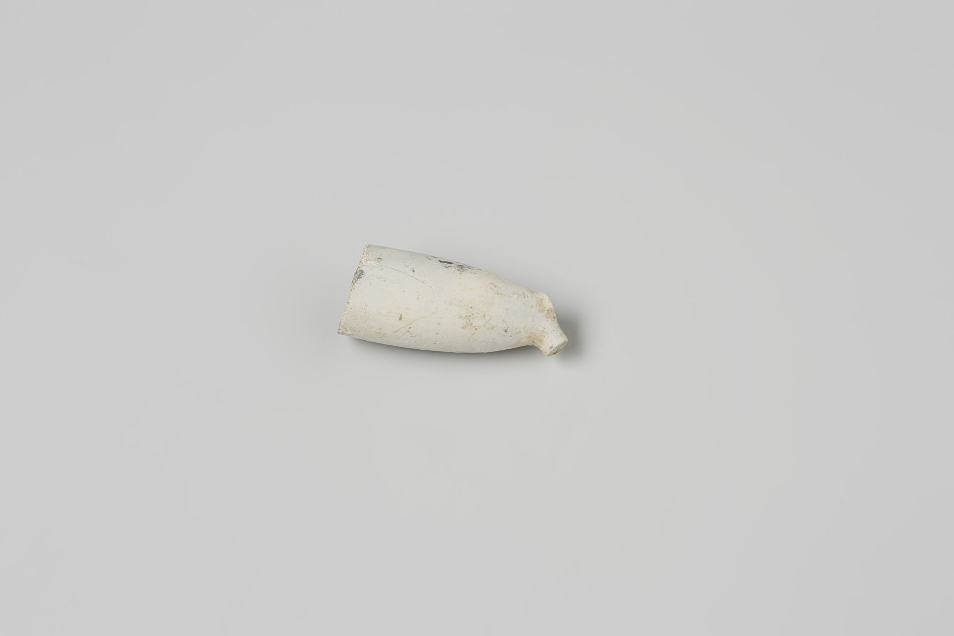 Fragment van een pijpenkop uit het wrak van de Oost-Indiëvaarder 't Vliegend Hart by WS