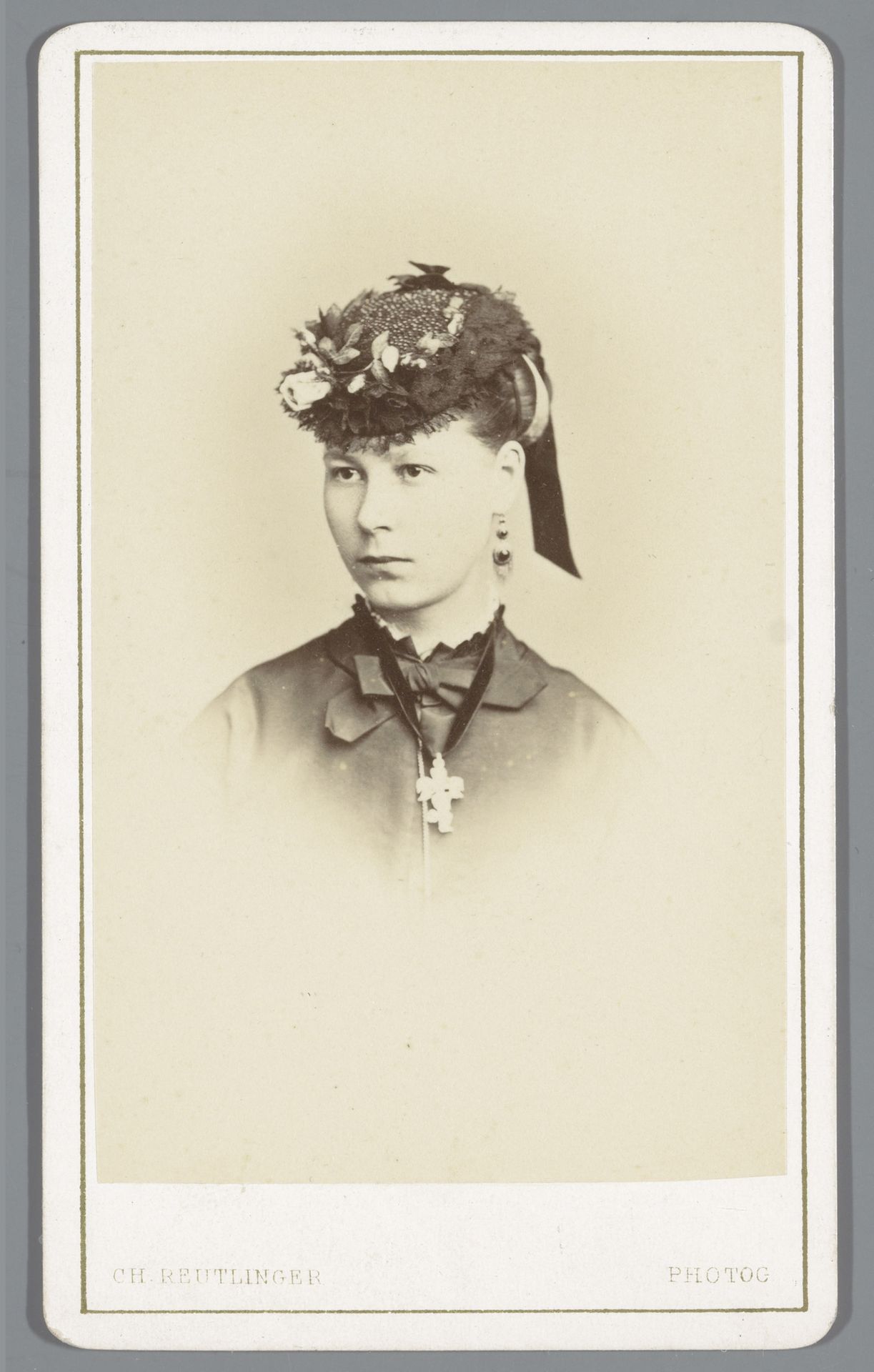 Portret van een onbekende vrouw by Charles Reutlinger