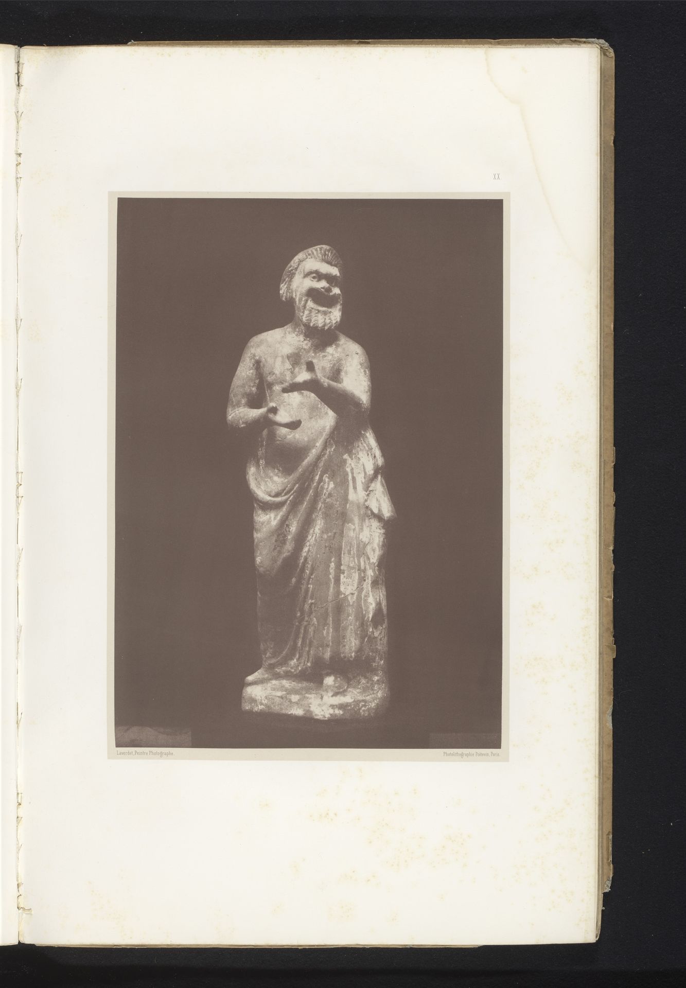 Terracotta sculptuur van een acteur by Marcel Gustave Laverdet