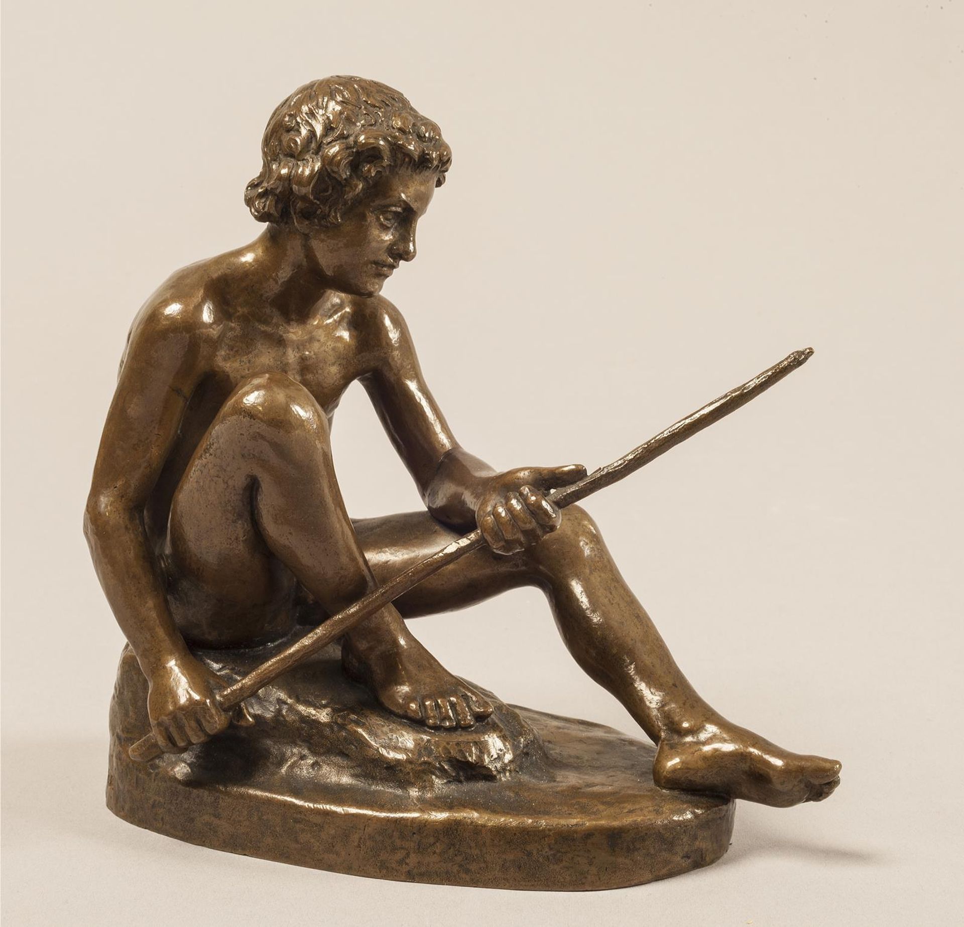 En nøgen dreng, der sidder og meder by Vilhelm Bissen