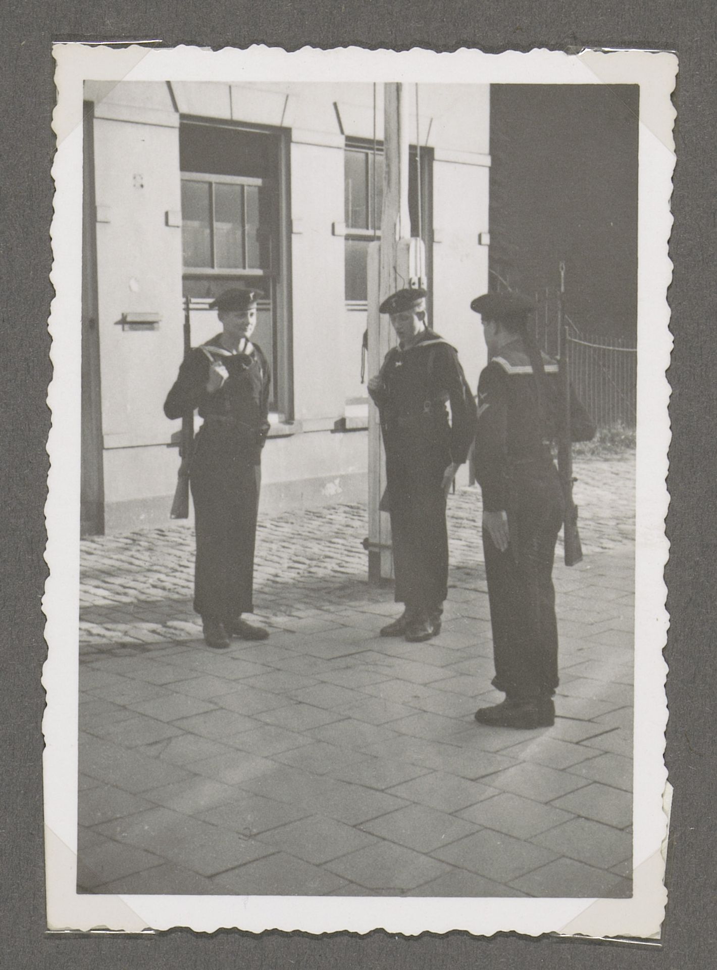 Drie militairen by Anonymous