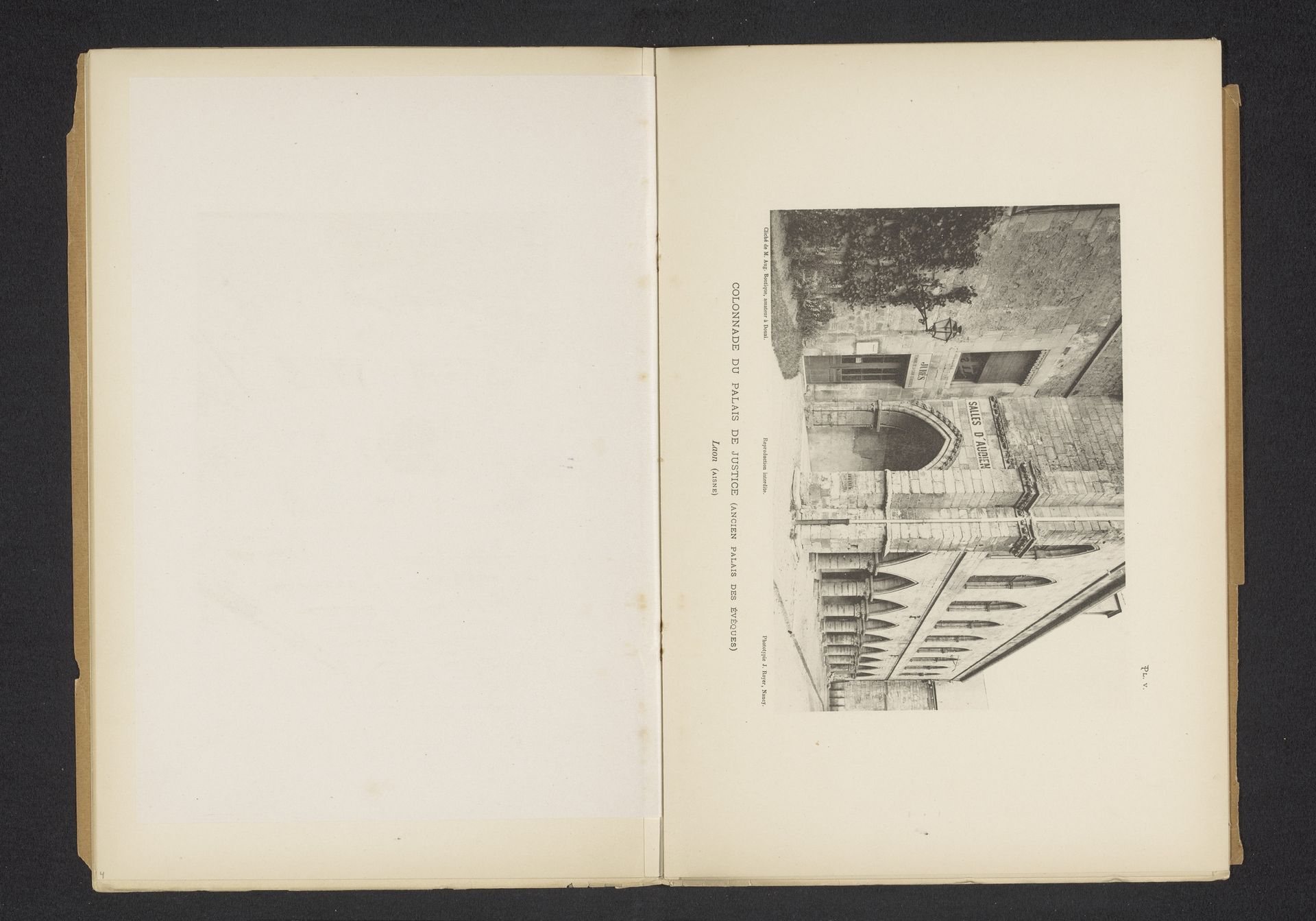Gezicht op een zuilengalerij van het gerechtsgebouw van Laon, Frankrijk by Jules Royer