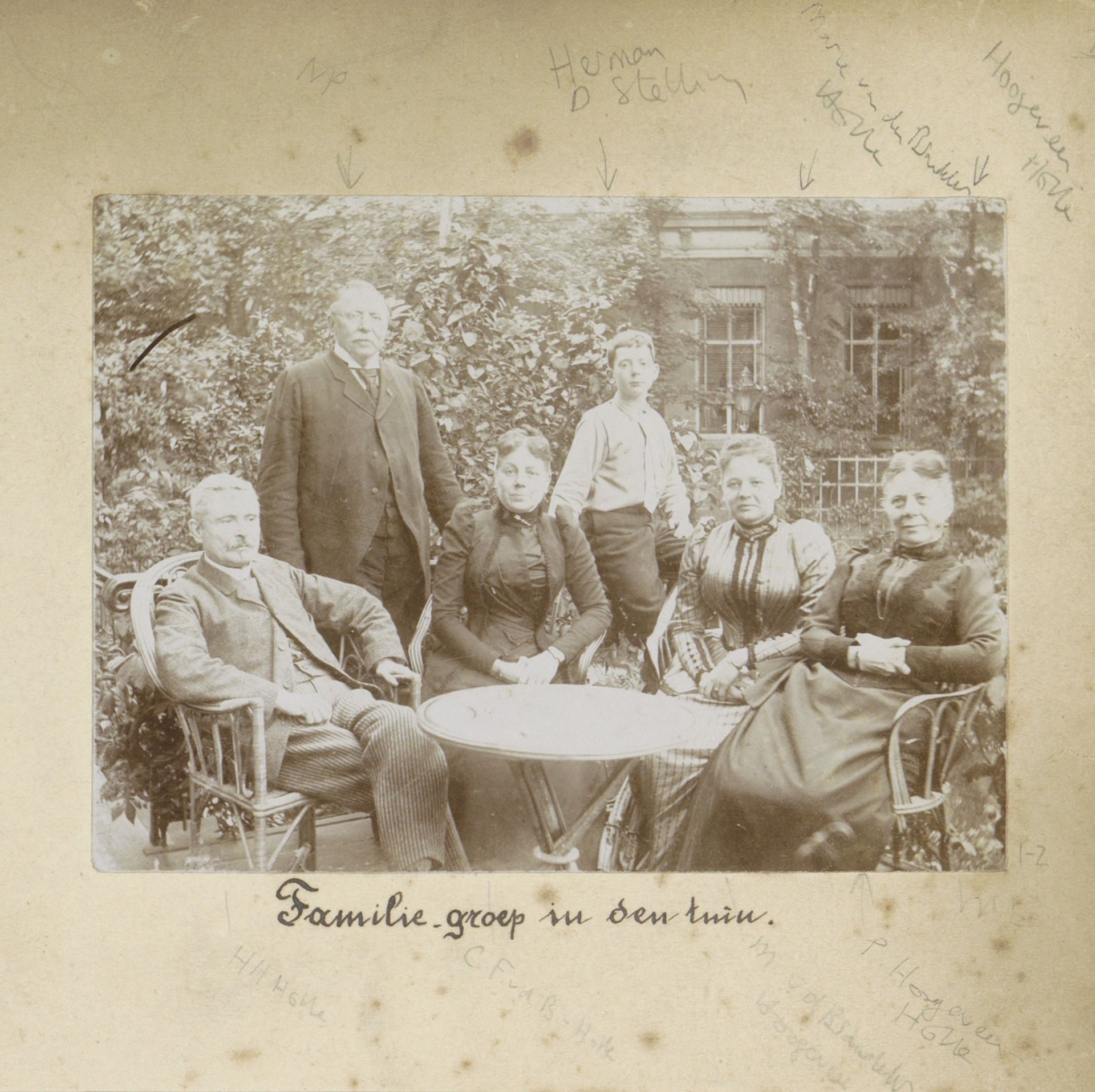 Groepsportret van familie Van den Berg in de tuin by Hendrik Herman van den Berg