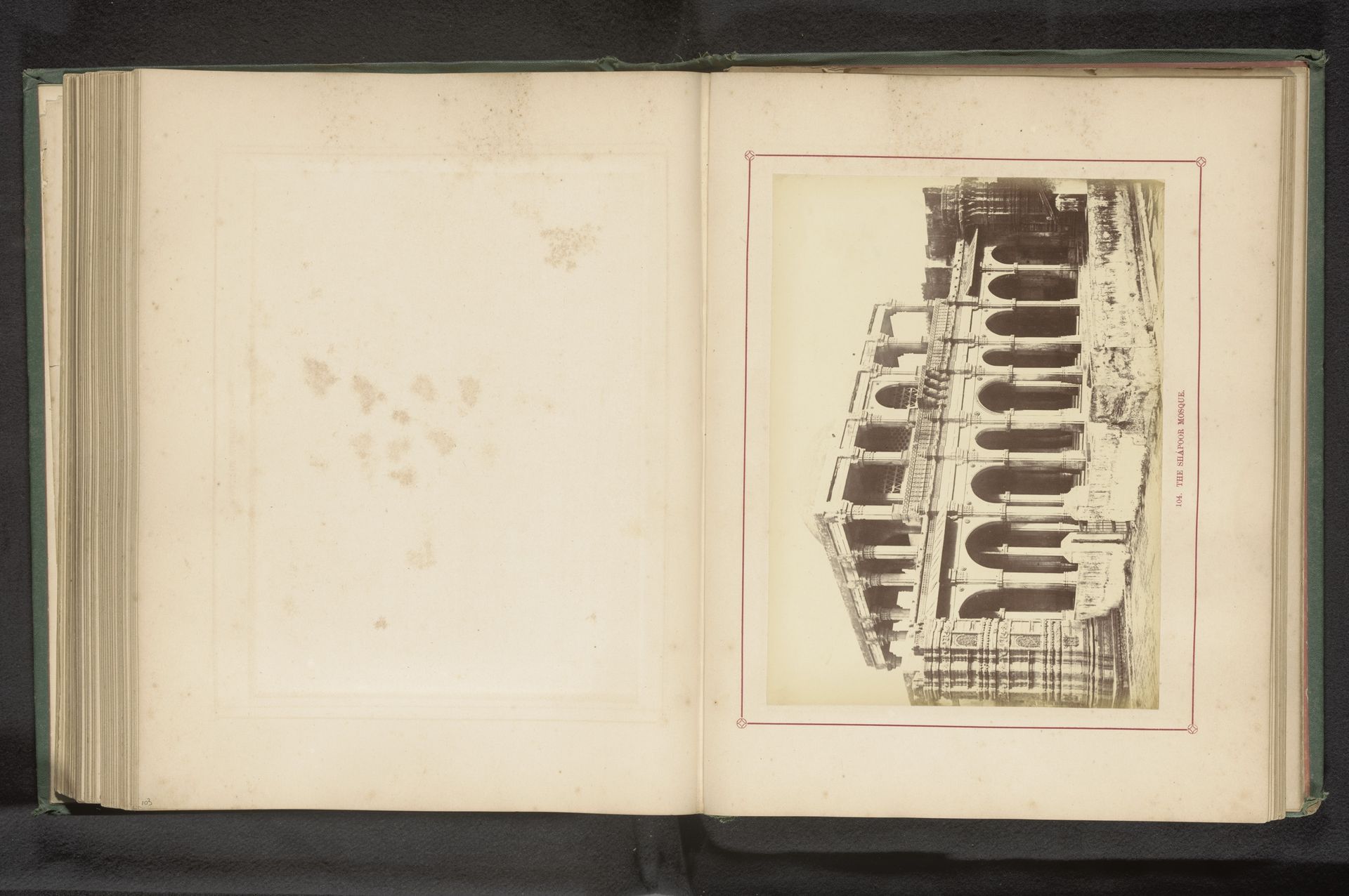 Gezicht op de Shapoor-moskee in Ahmedabad by Thomas Biggs