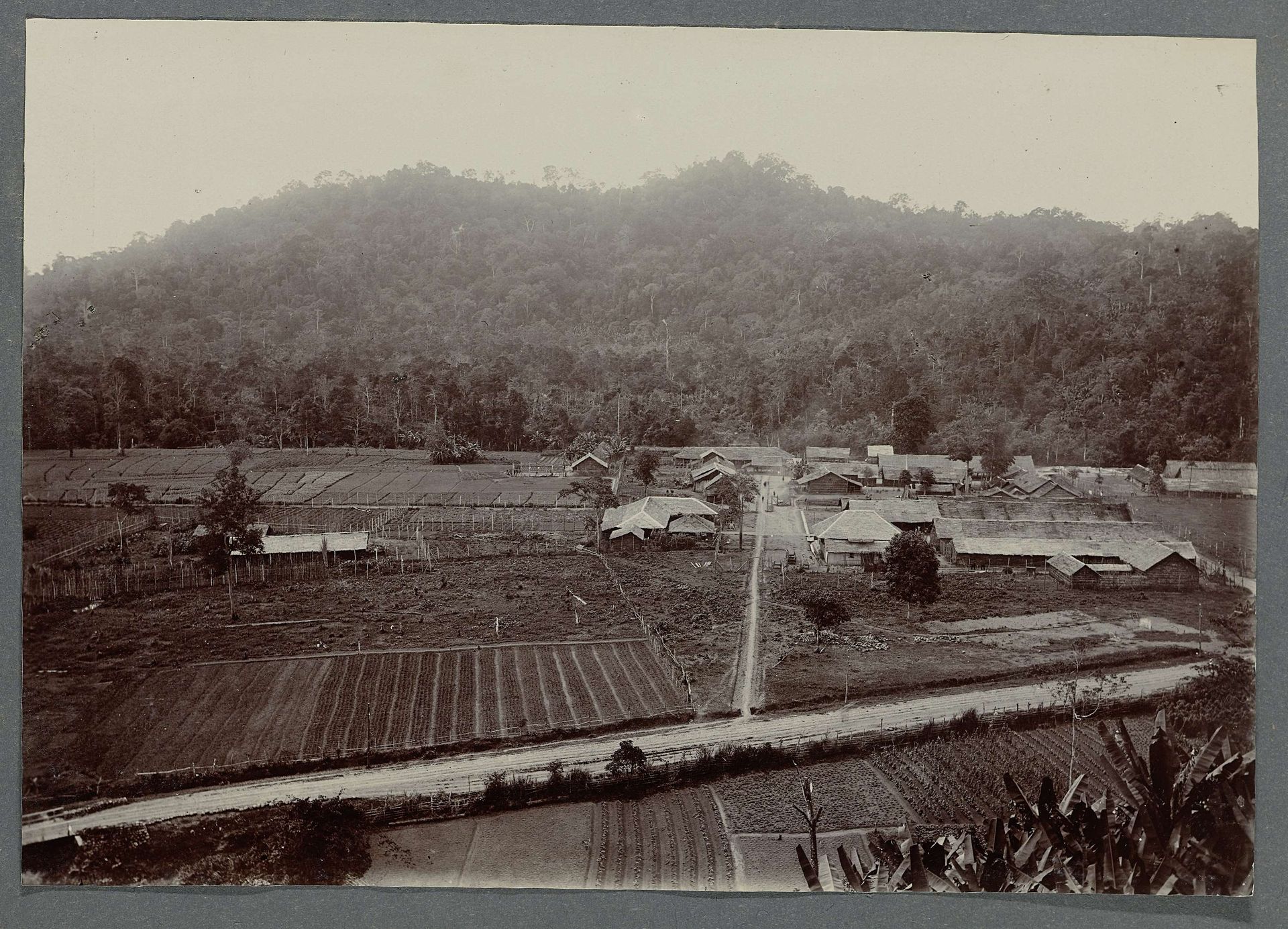 Bivak te Krueng Seumpo by Anonymous