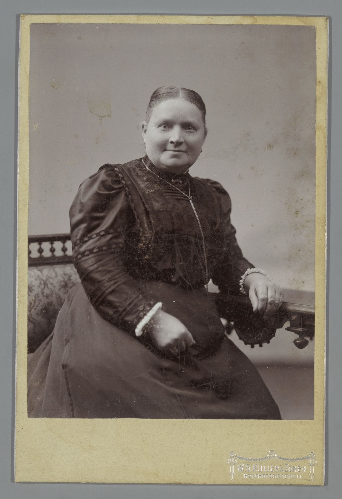 Portret van een onbekende vrouw by W.G. Kuijer & Zonen