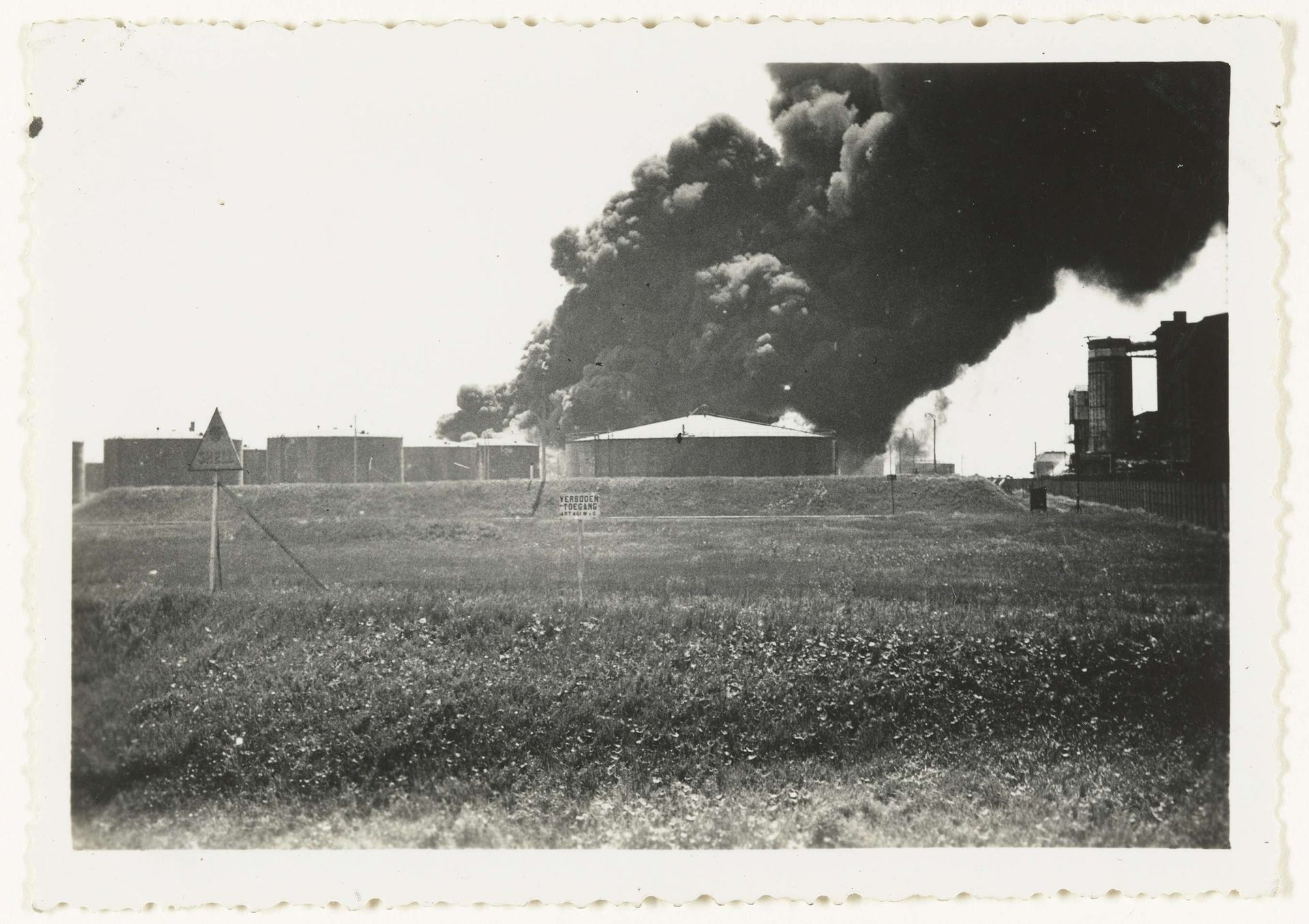 Brandende olietanks van Shell mei 1940 by Anonymous