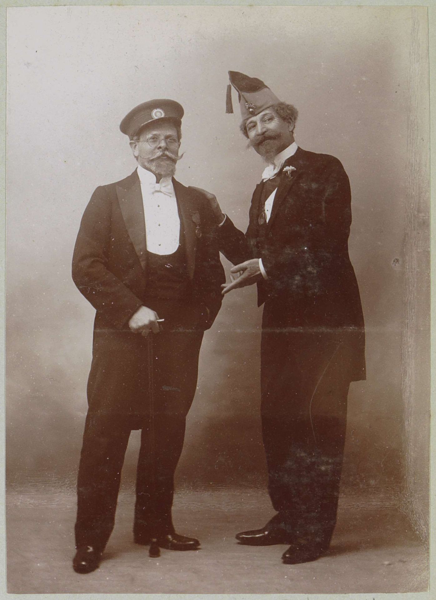 Portret van twee mannen in feestkledij met hoofddeksels, vermoedelijk in Frankrijk by Delizy