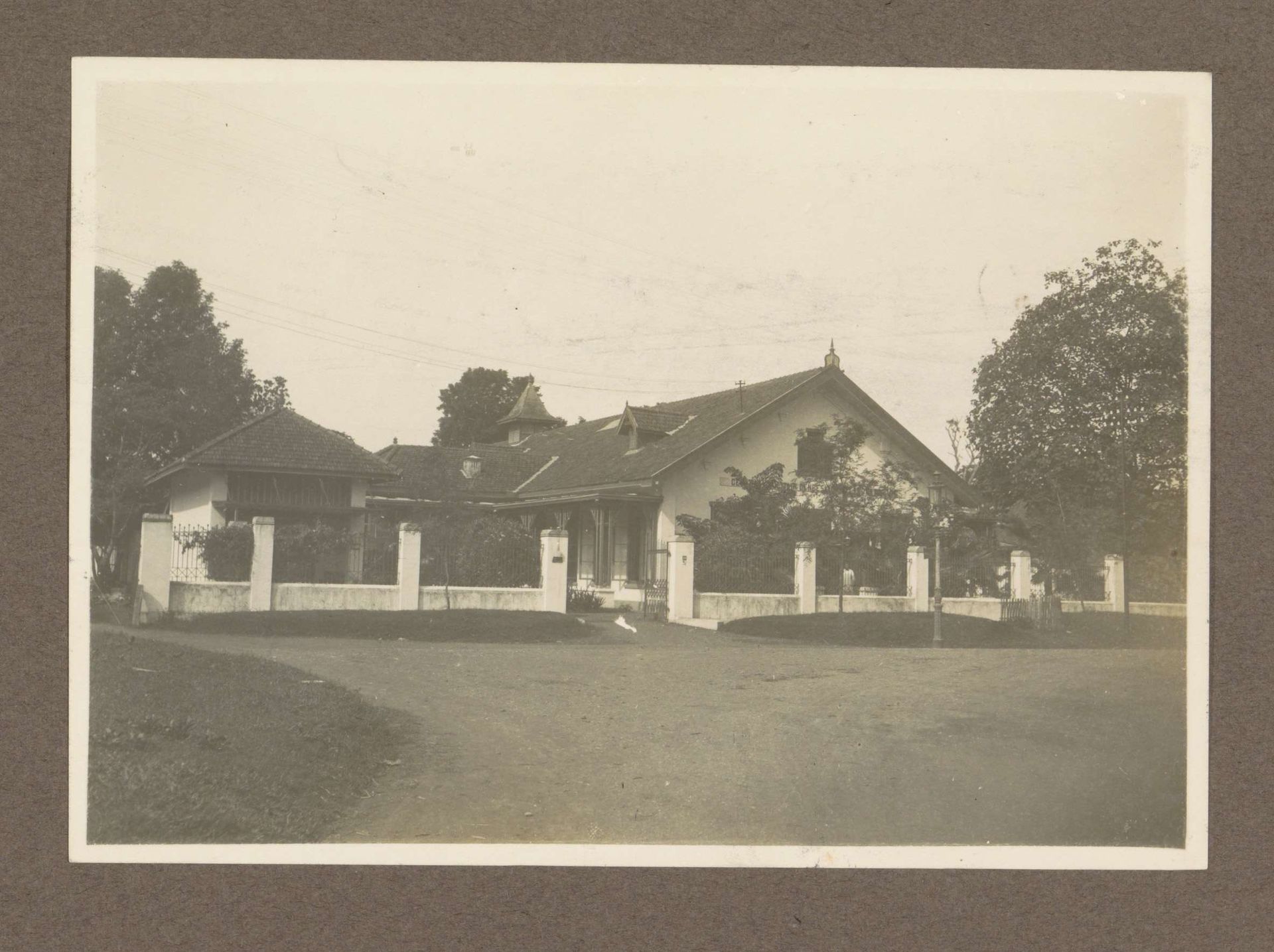 Gezicht op een woning aan een weg in Nederlands-Indië by Klaas (I) Kleiterp