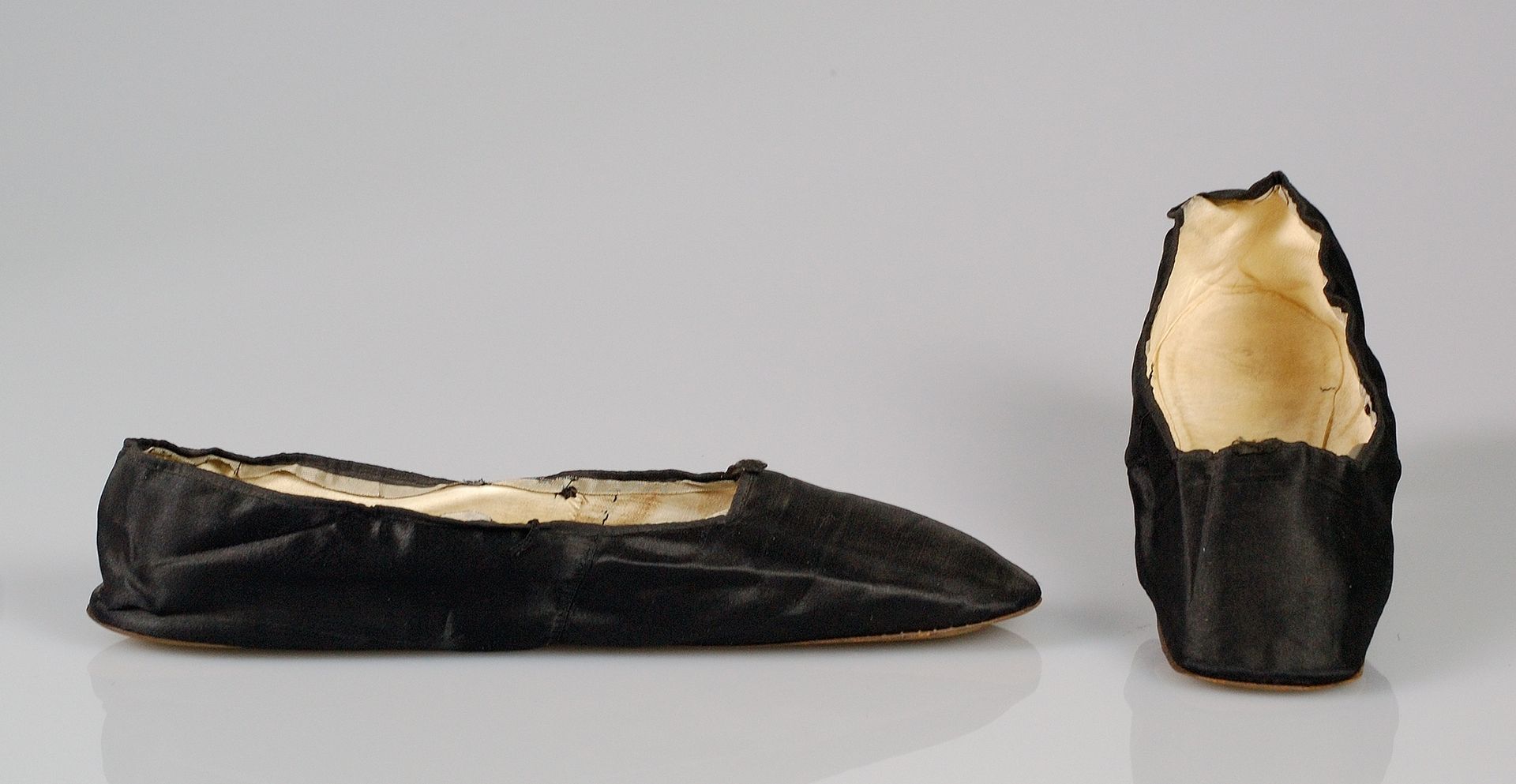 Evening slippers by Menochet