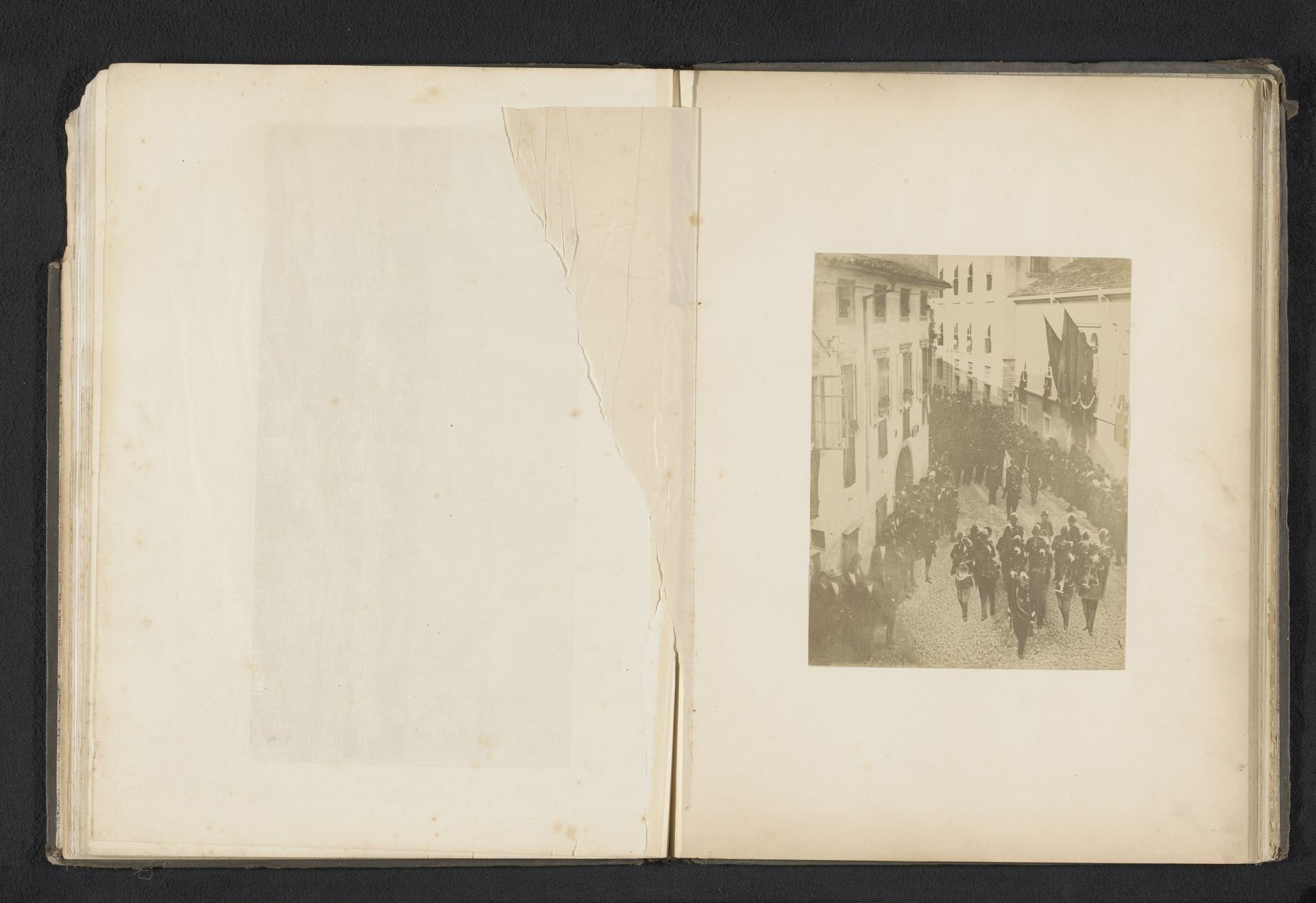 Begrafenisstoet van Henri d'Artois by A. Vallois