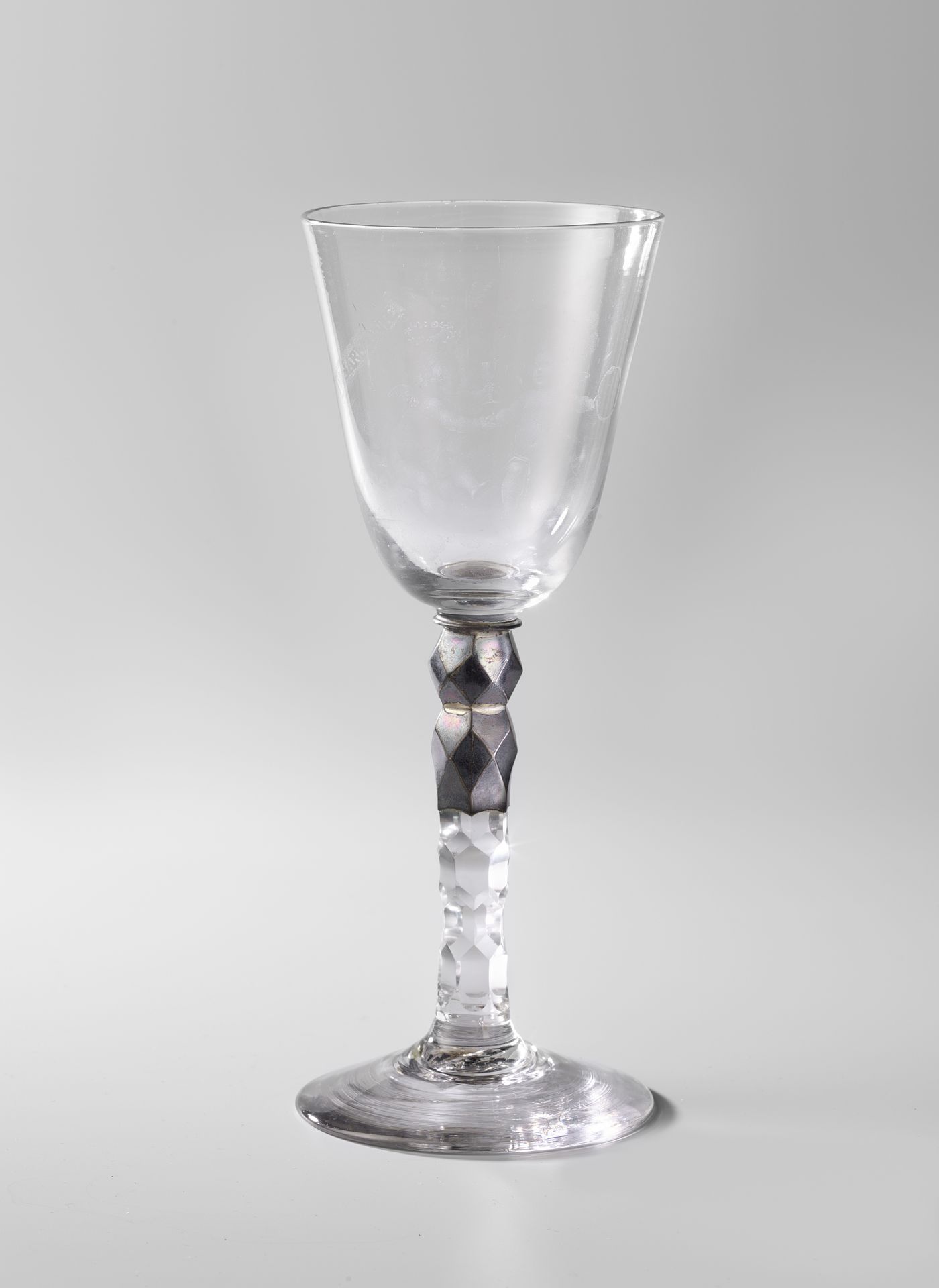 Kelkglas met drie putti met een slang by Anonymous