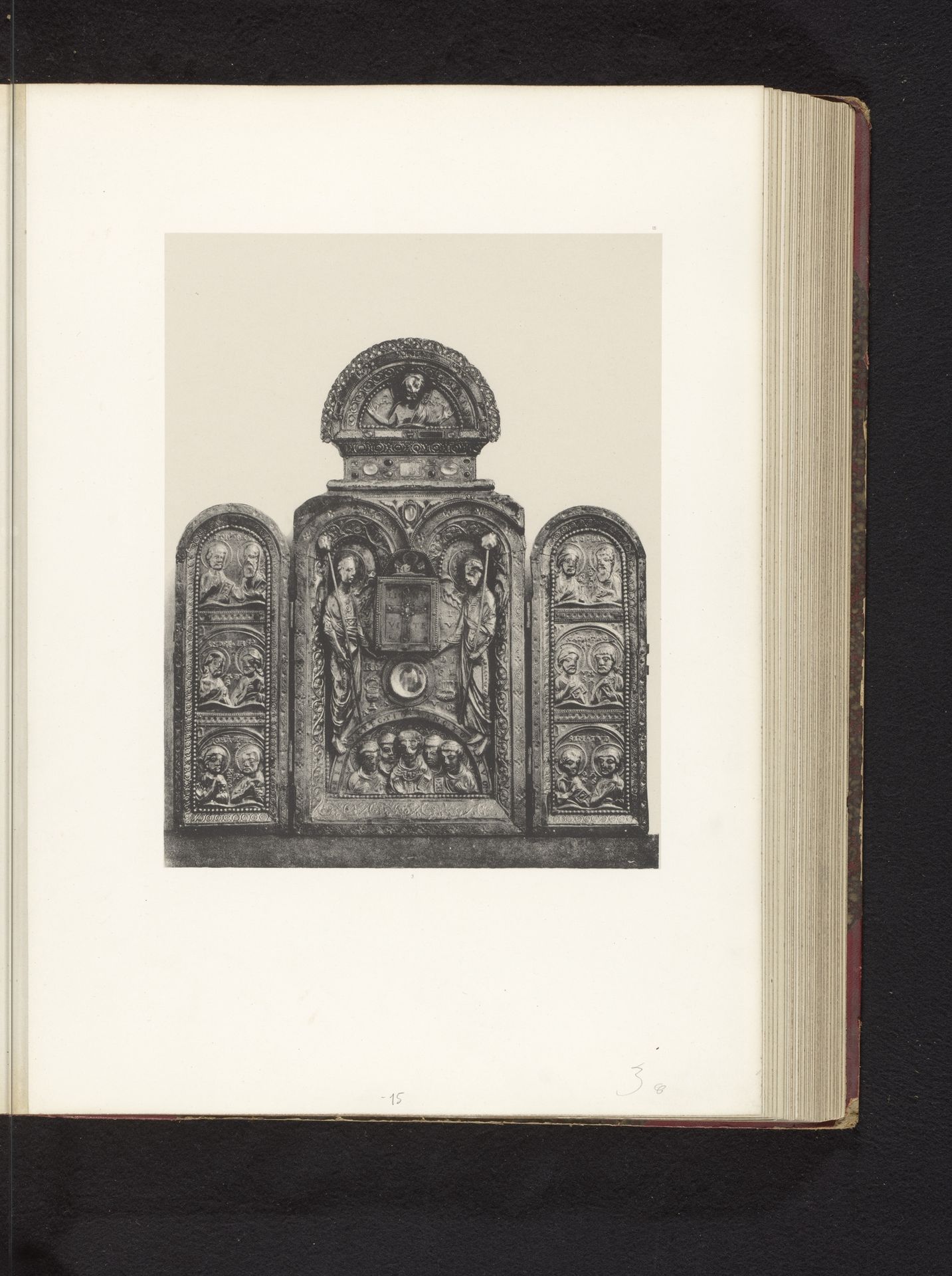 Drieluik van hout, koper en email met relikwie, uit de Heilige Kruiskerk in Luik, opgesteld op een tentoonstelling over religieuze objecten uit de middeleeuwen en renaissance in 1864 in Mechelen by Joseph Maes