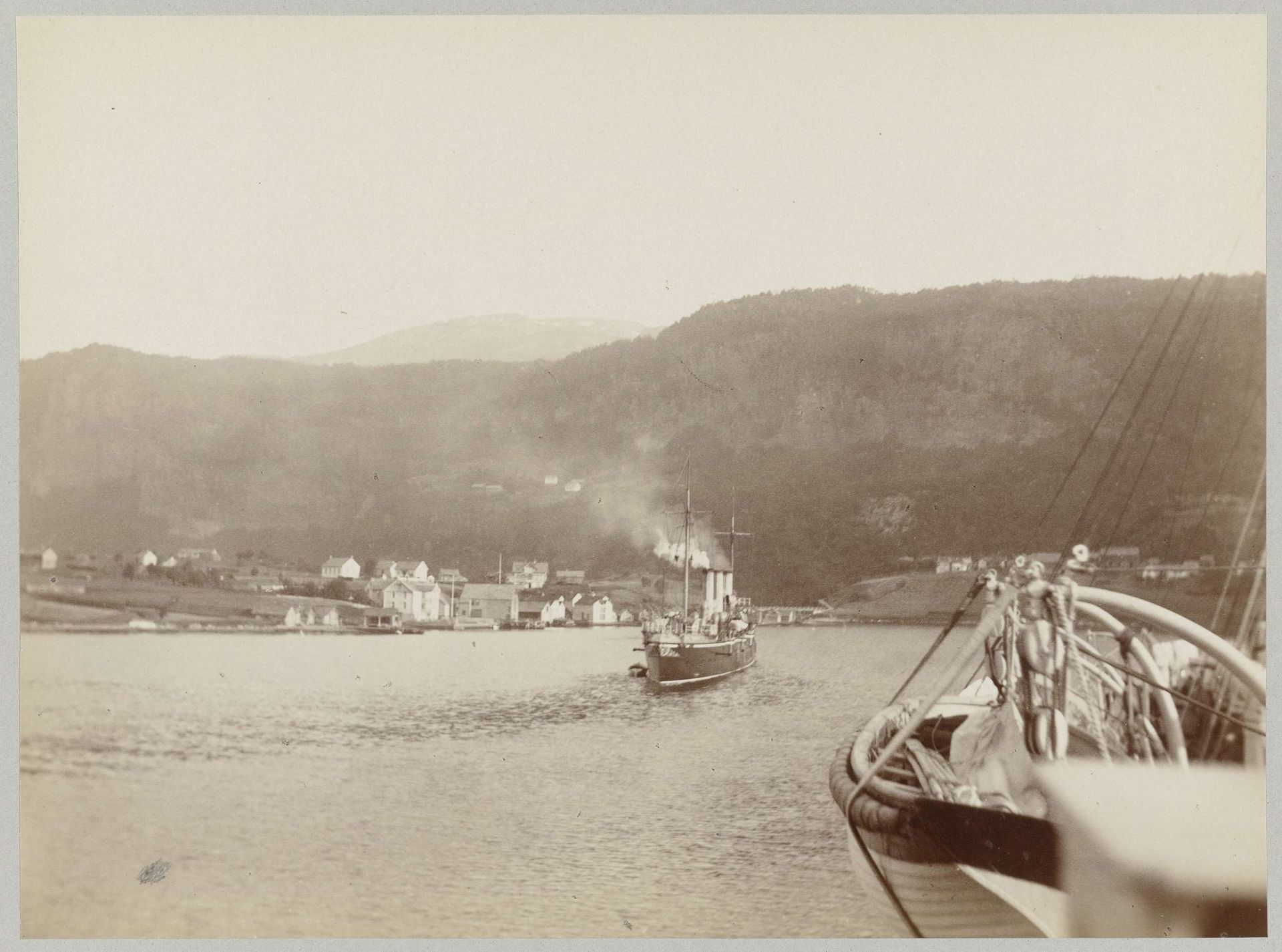 Schip Hohenzollern vaart een haven binnen by Paul Güssfeldt