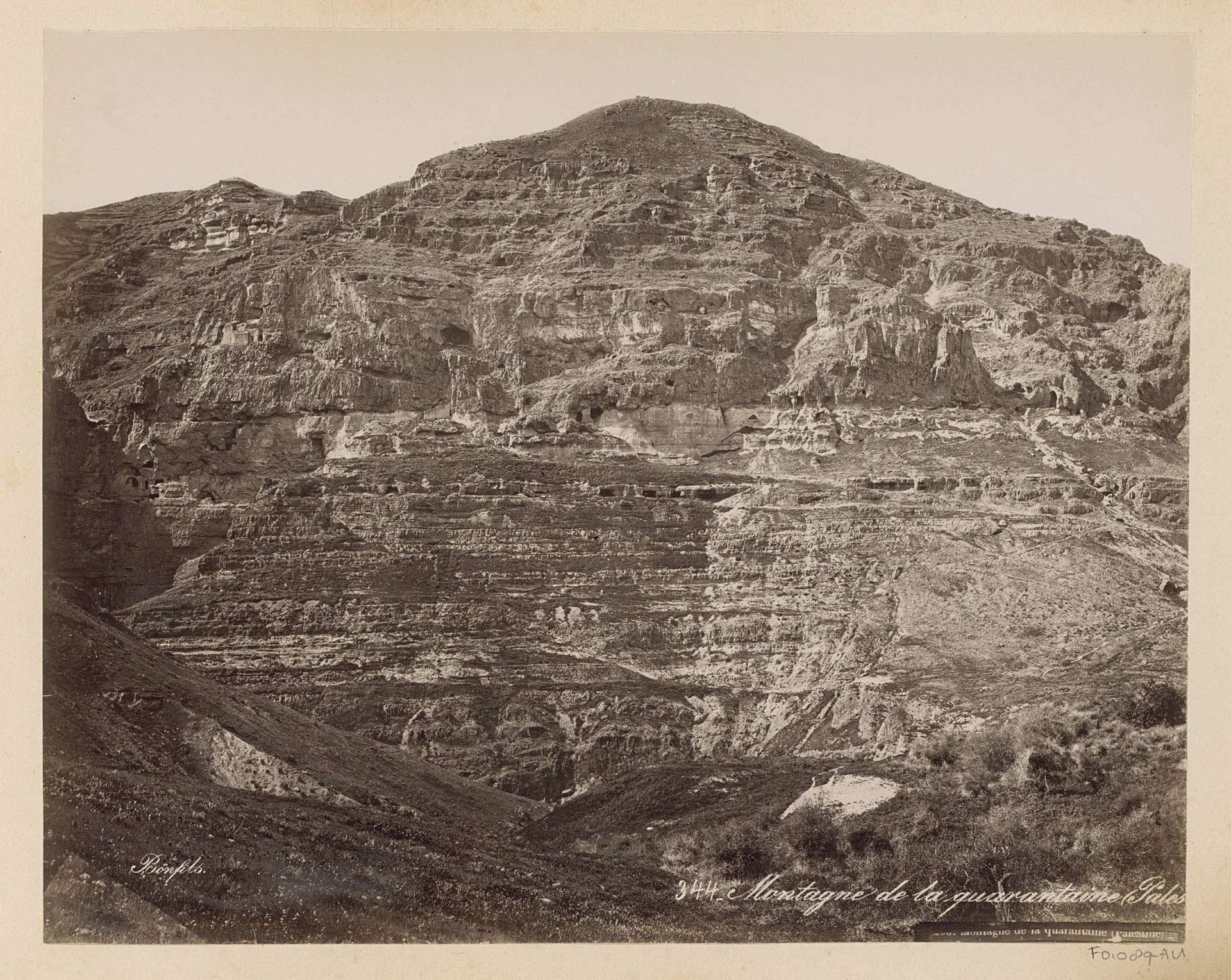 Gezicht op de Berg der Verzoeking bij Jericho by Maison Bonfils