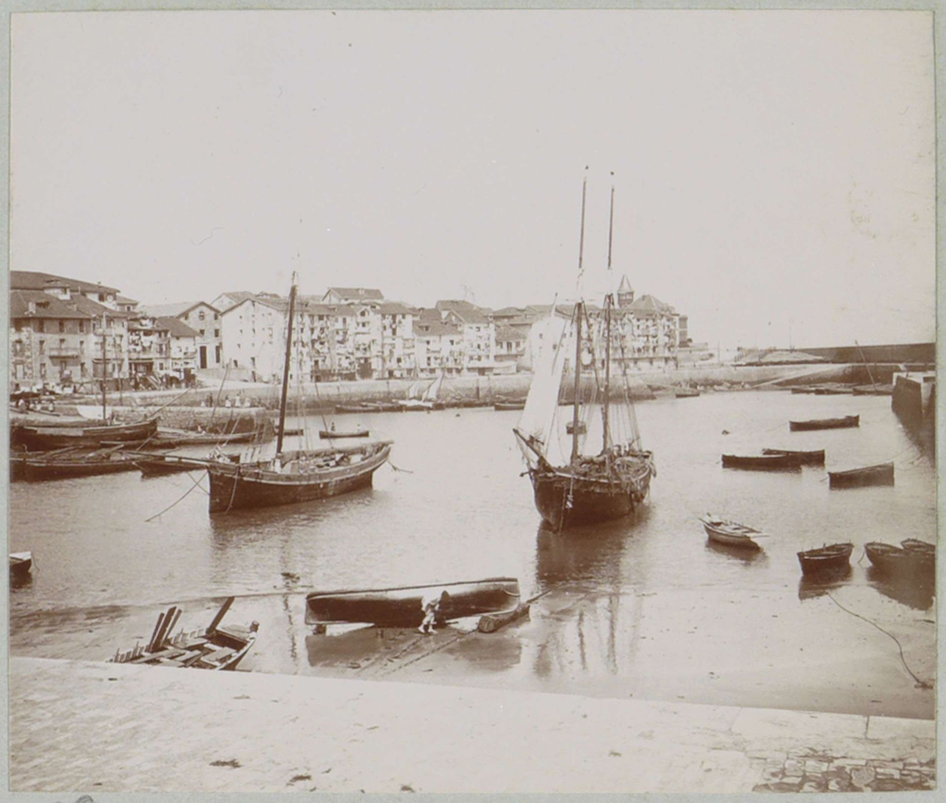 Gezicht op de haven van Lekeitio by Delizy