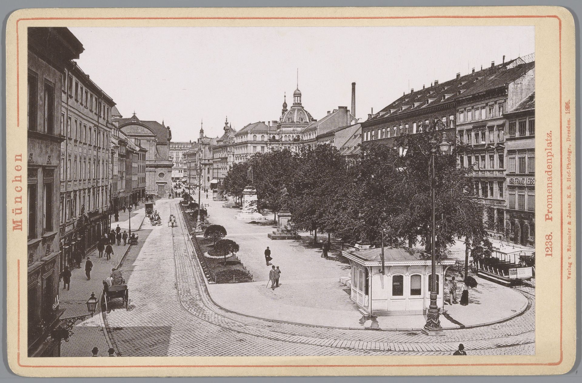 Gezicht op Promenadeplatz, München by Anonymous