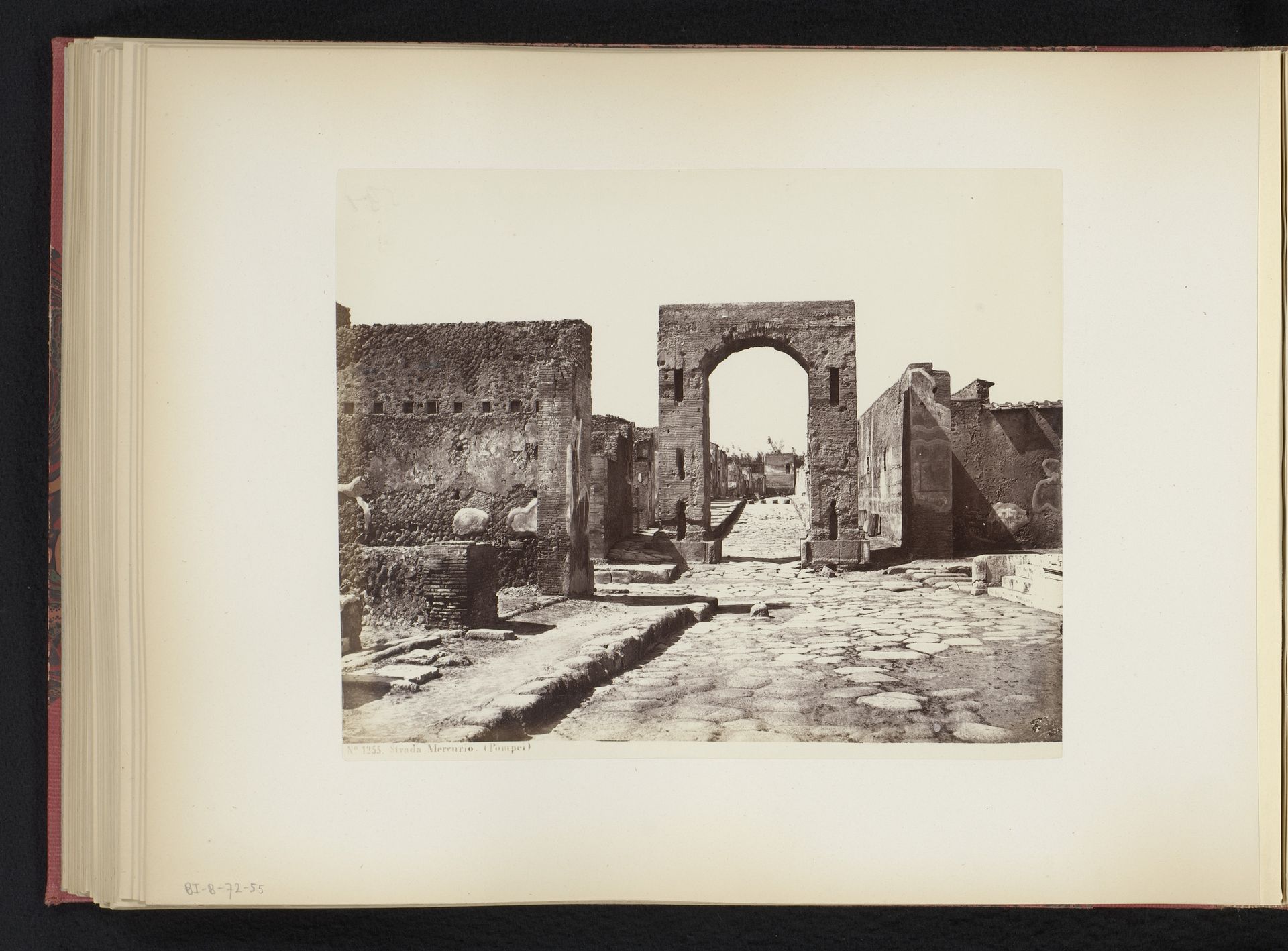 Gezicht op de Strada Mercurio te Pompeï, Italië by Giorgio Sommer