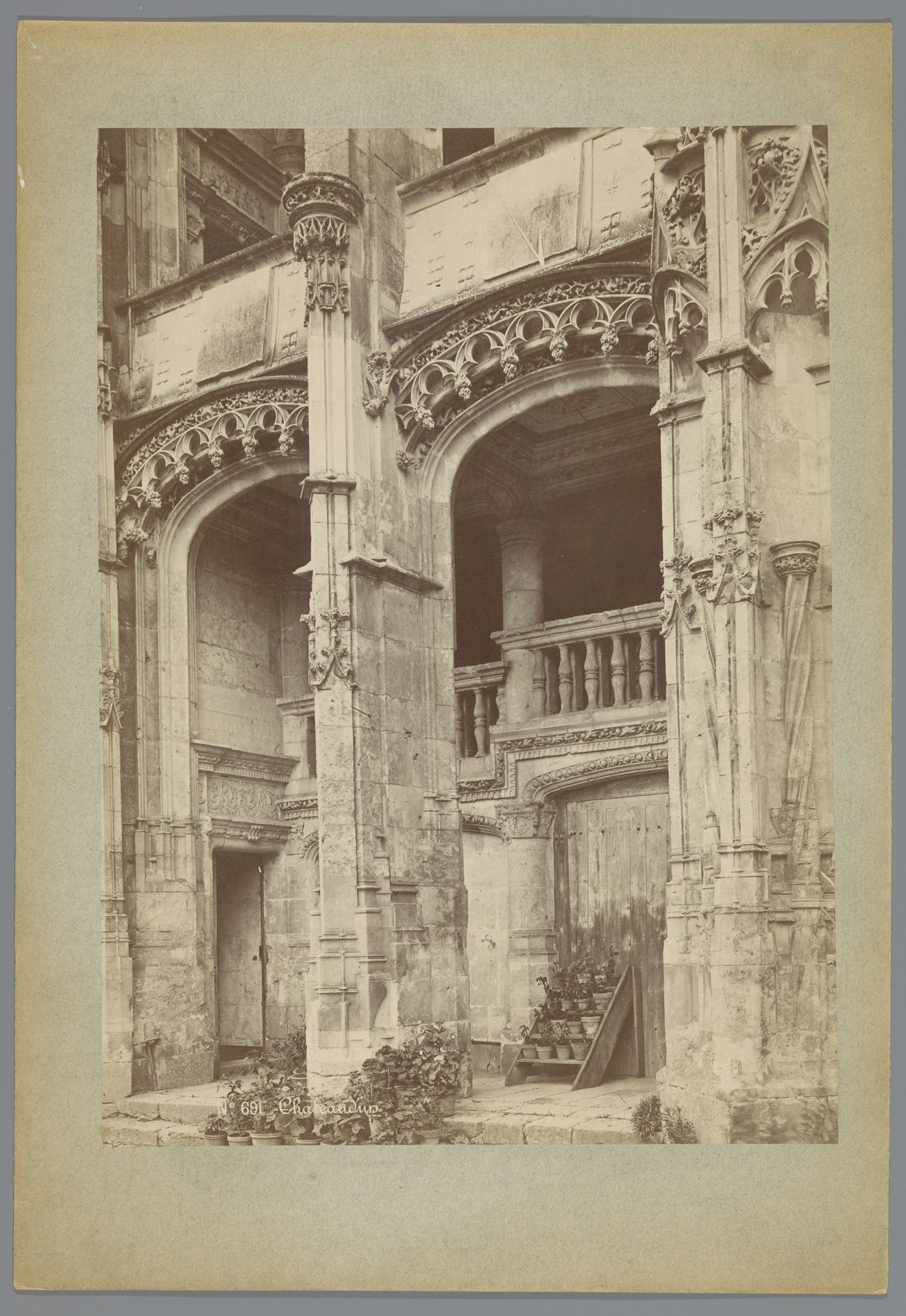 Trappenhuis van Château Châteaudun met bloempotten by Médéric Mieusement