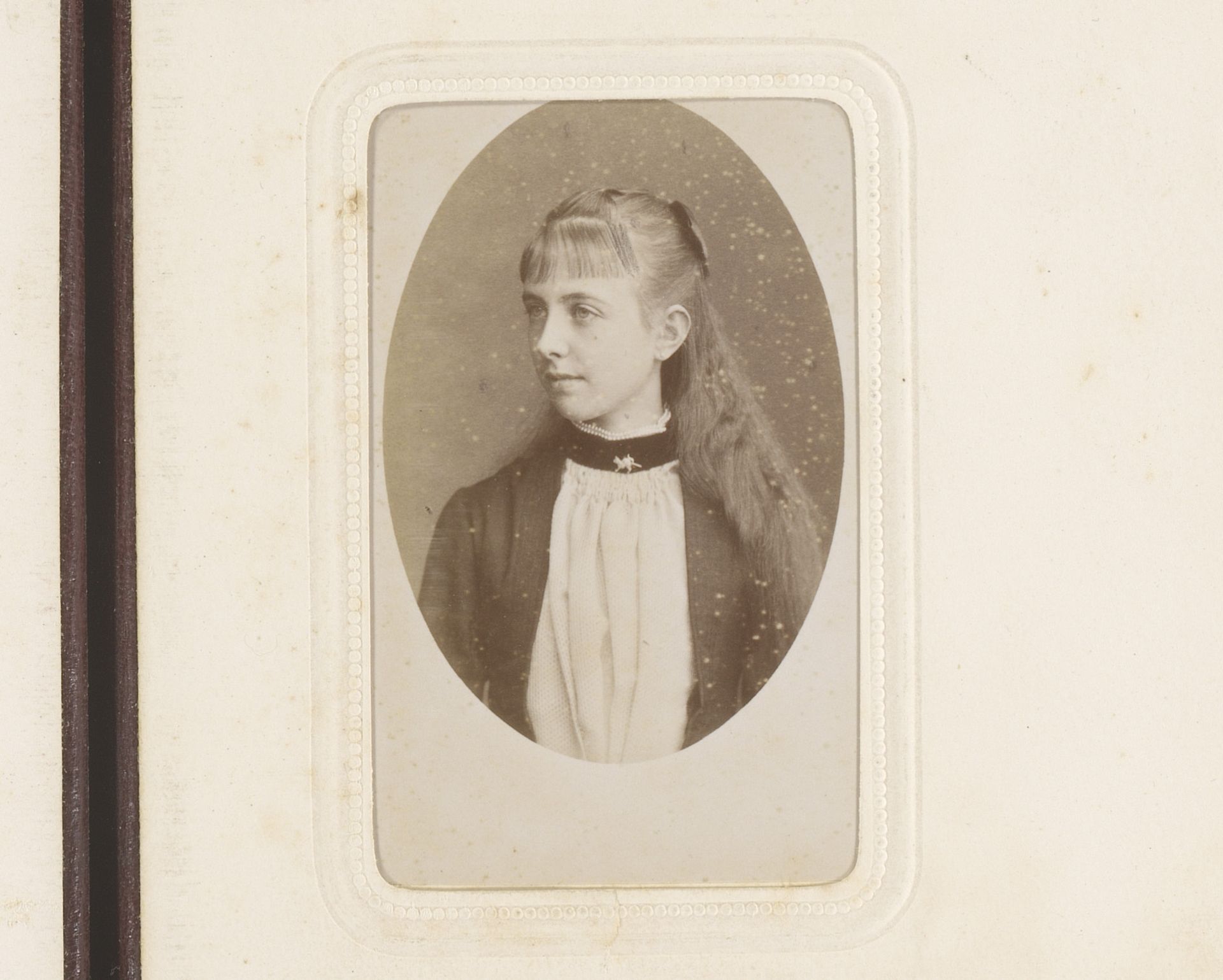 Portret van een jonge vrouw by Michel Berthaud