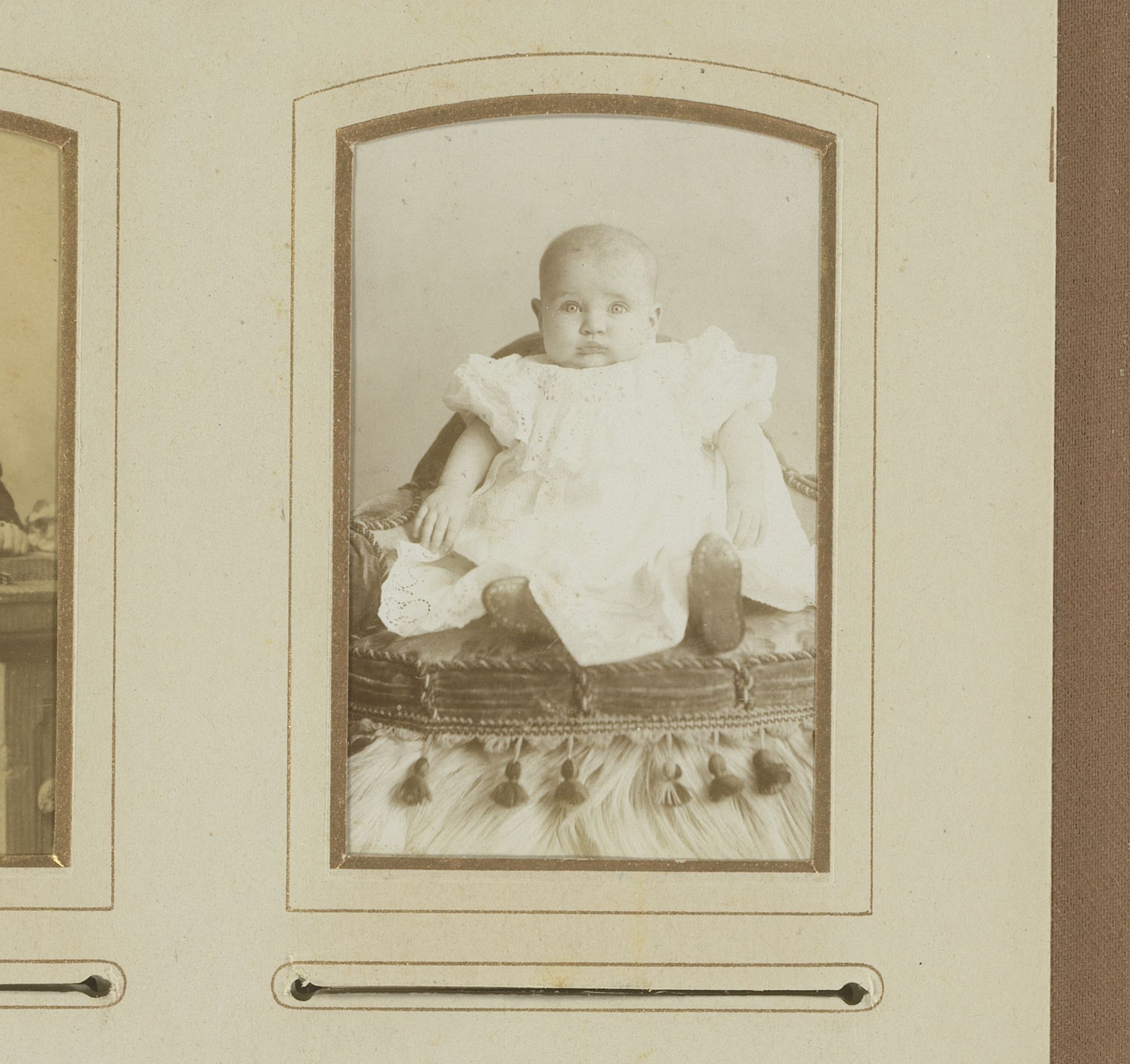 Portret van een zittende baby by Max Cosman