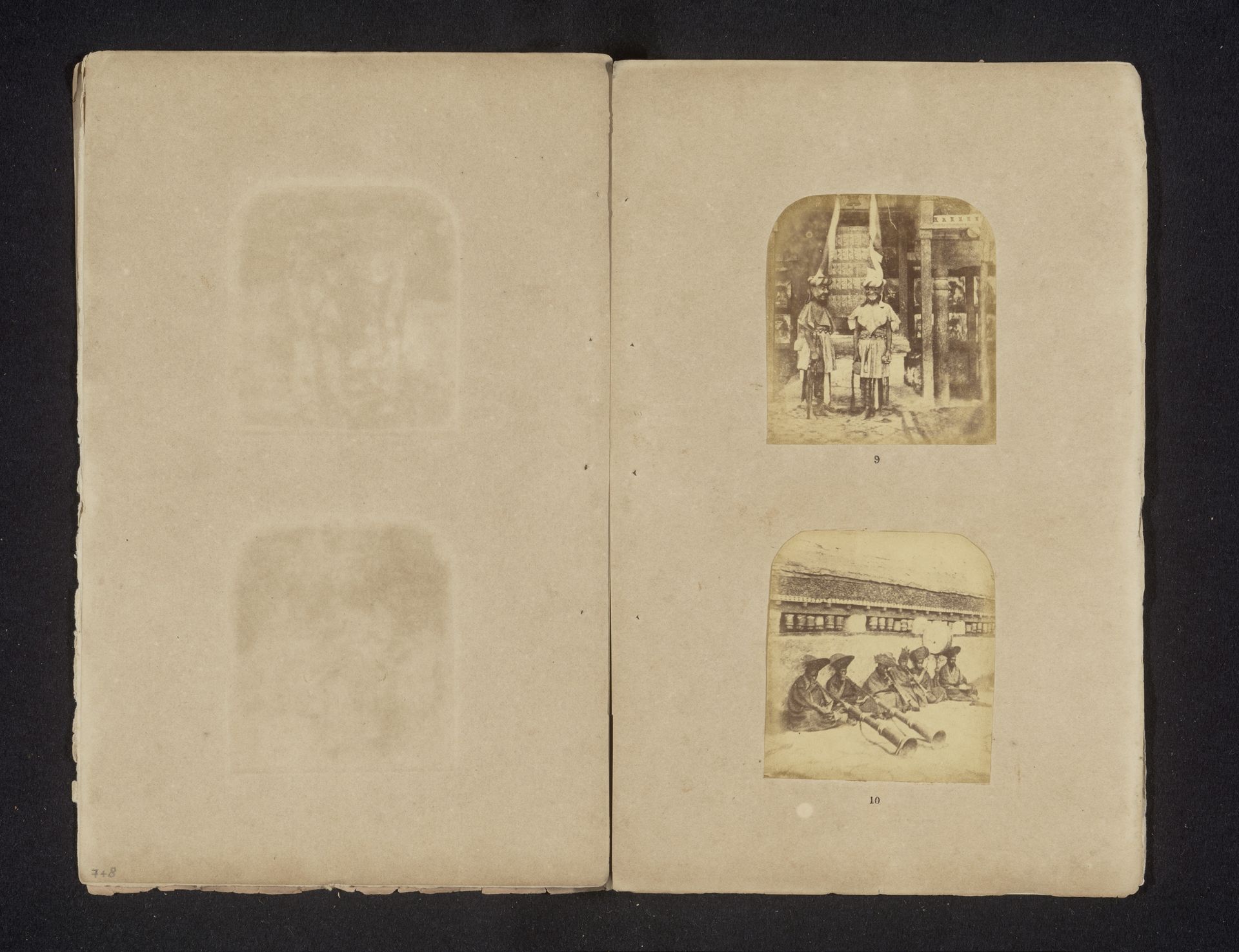 Groep muzikanten die een toneelstuk begeleiden in India by Melville Clark