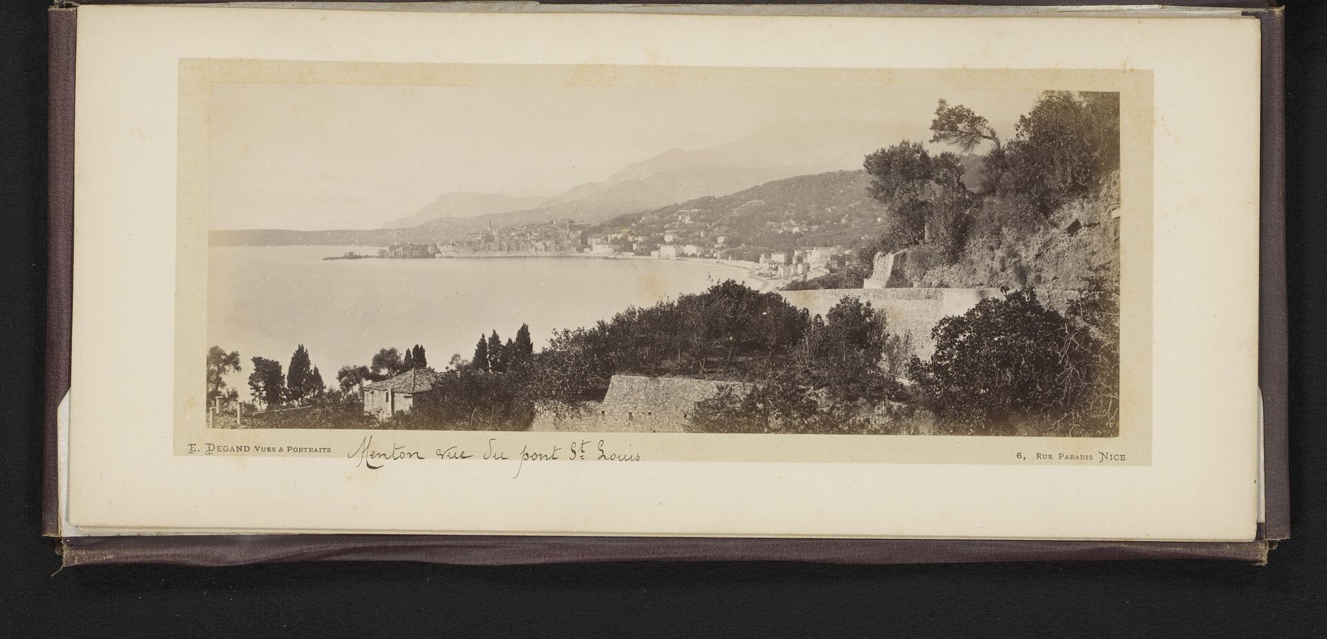 Gezicht op een baai, vermoedelijk Menton of vanaf Menton by Eugène Degand