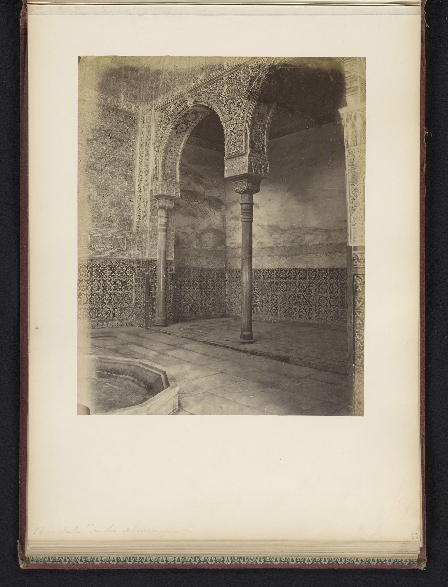 Interieur van de Sala de los Abencerrajes in het Alhambra te Granada, Spanje by C Maufsaise