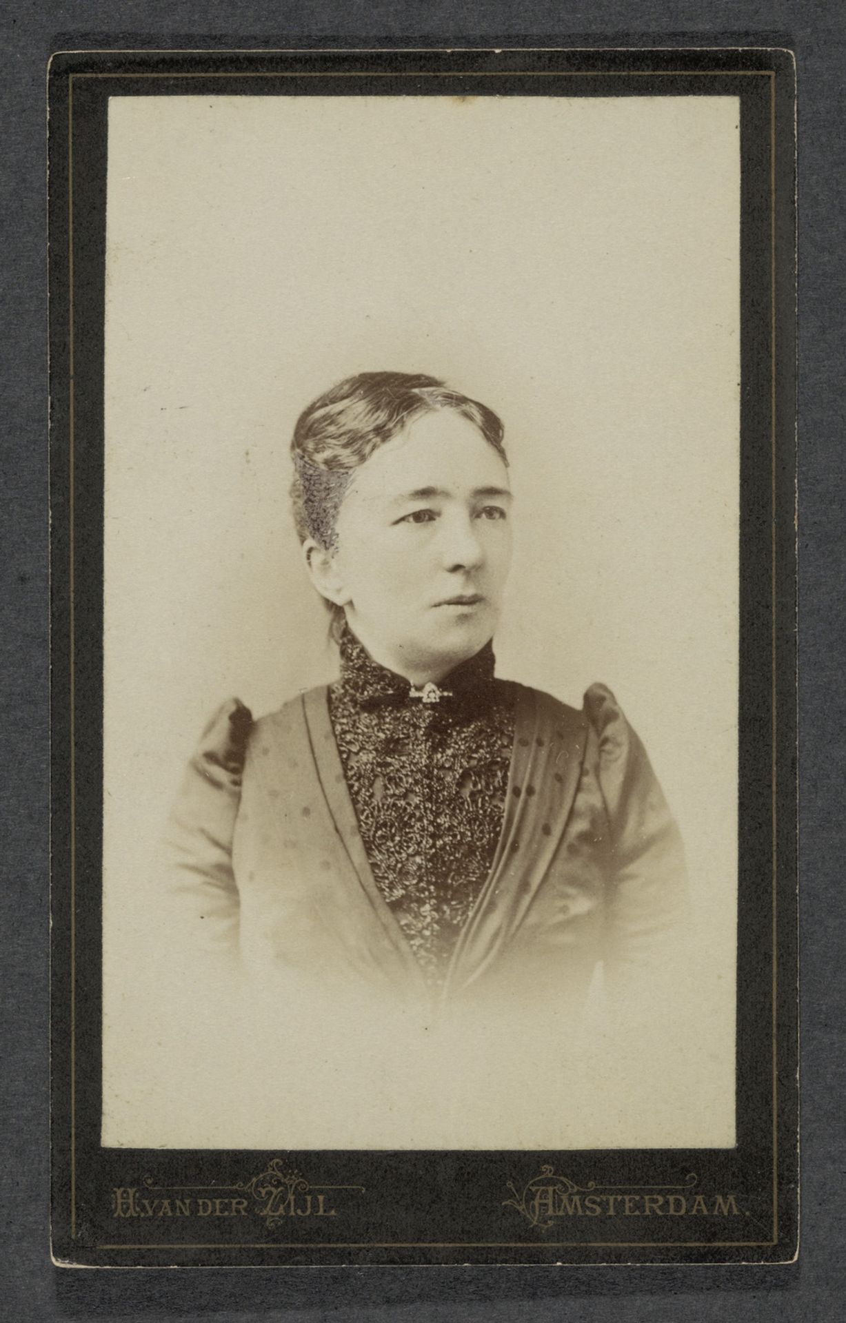 Portret van een vrouw uit de familie Marmelstein, vermoedelijk de schoonmoeder van A. F. Marmelstein by H. van der Zijl