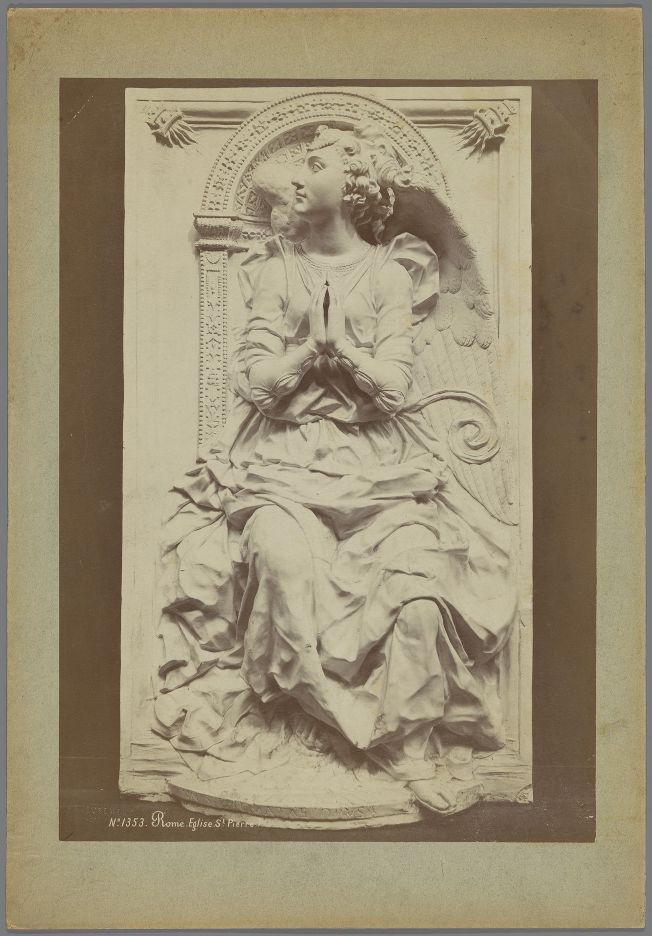 Gipsafgietsel van een reliëf van een biddende engel in het Musée des monuments français te Parijs by Médéric Mieusement