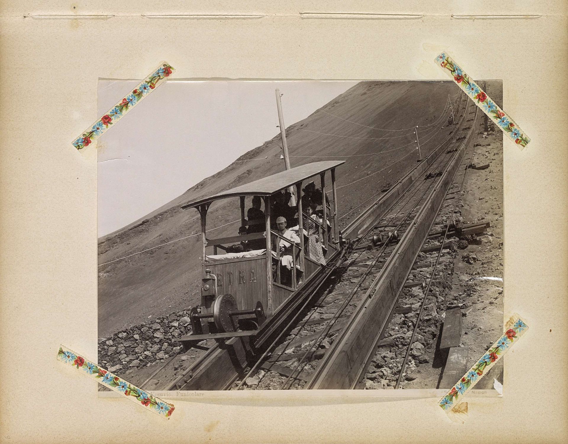 Treinstel met reizigers op de tandradspoorbaan op de flanken van de Vesuvius by Giorgio Sommer
